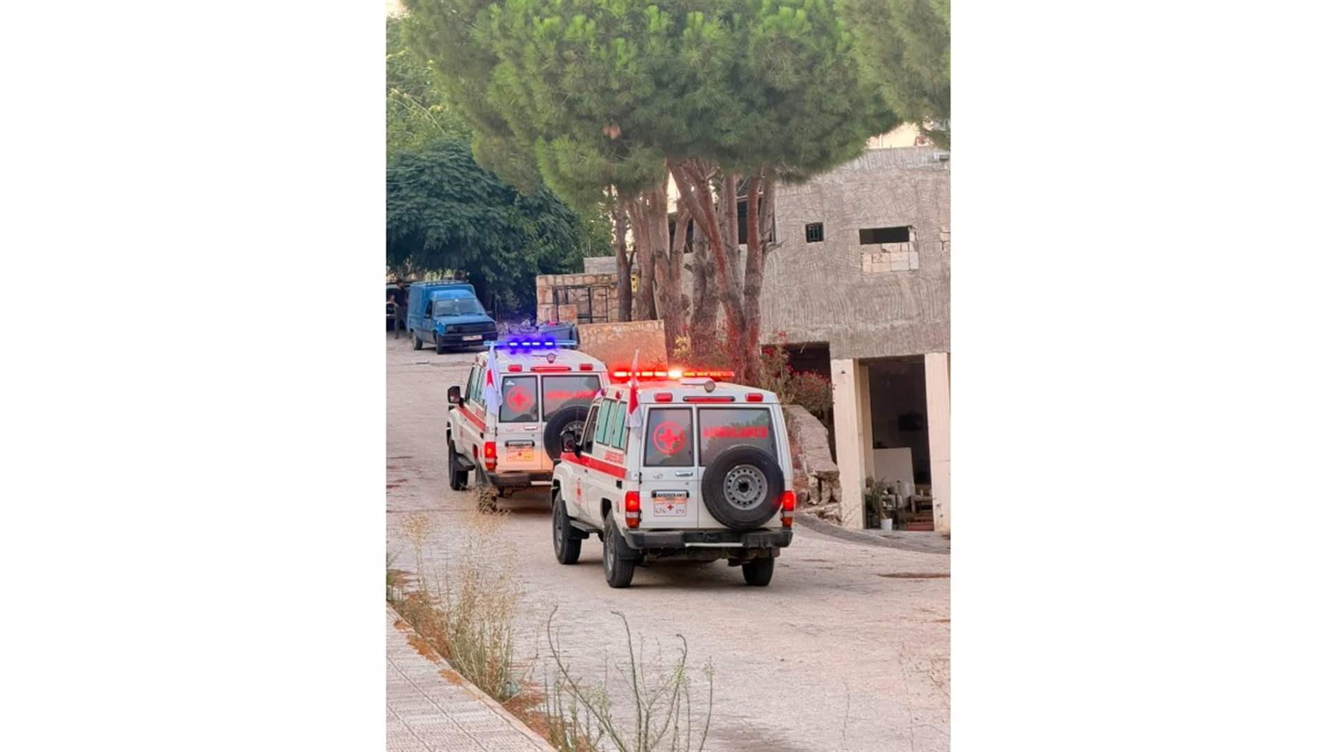 الصليب الأحمر أجلى مواطنًا من منزله قرب منطقة علي الطاهر