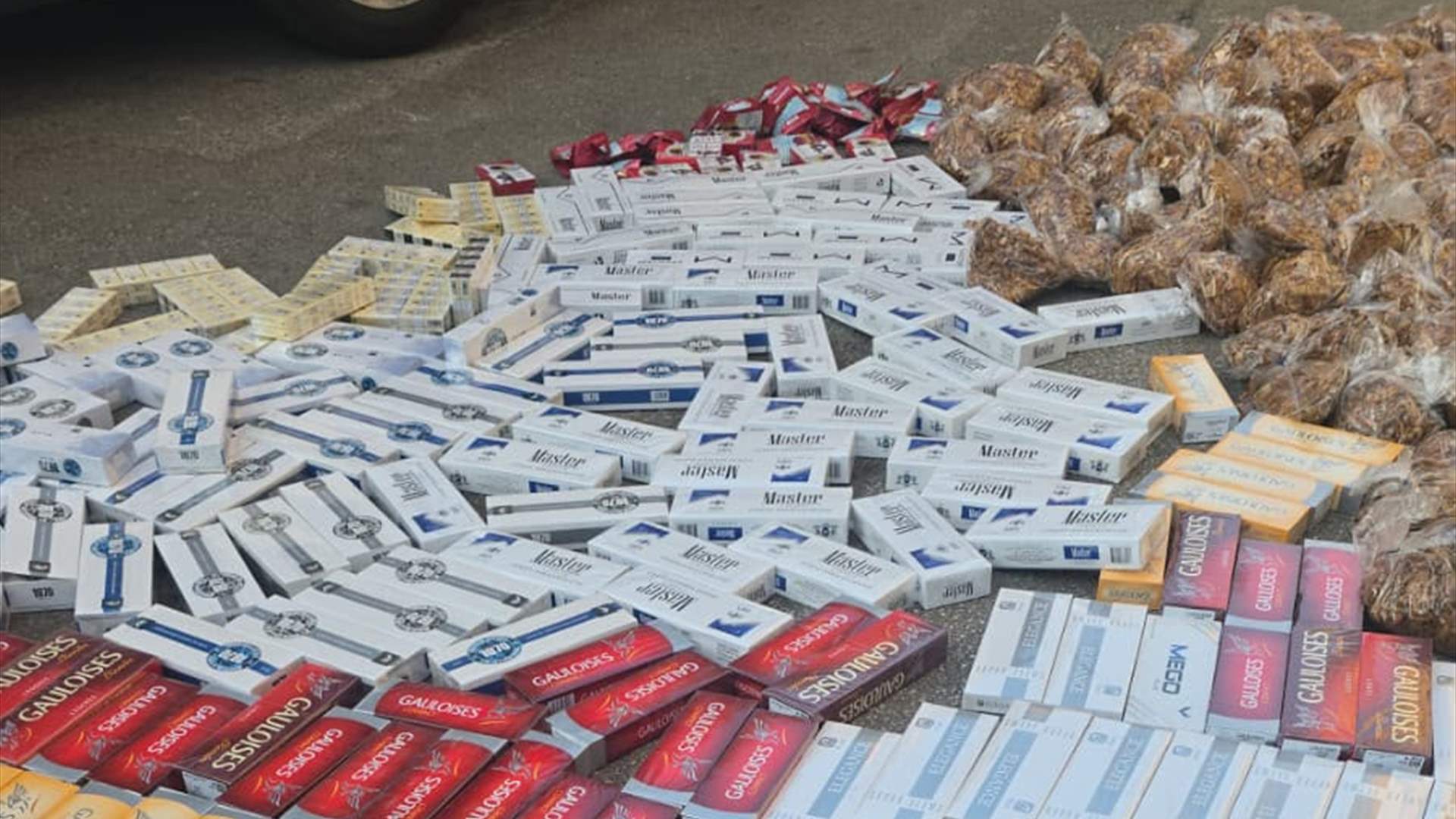 الجمارك تضبط كمية من المعسل والدخان المهرب بعد مداهمة محل