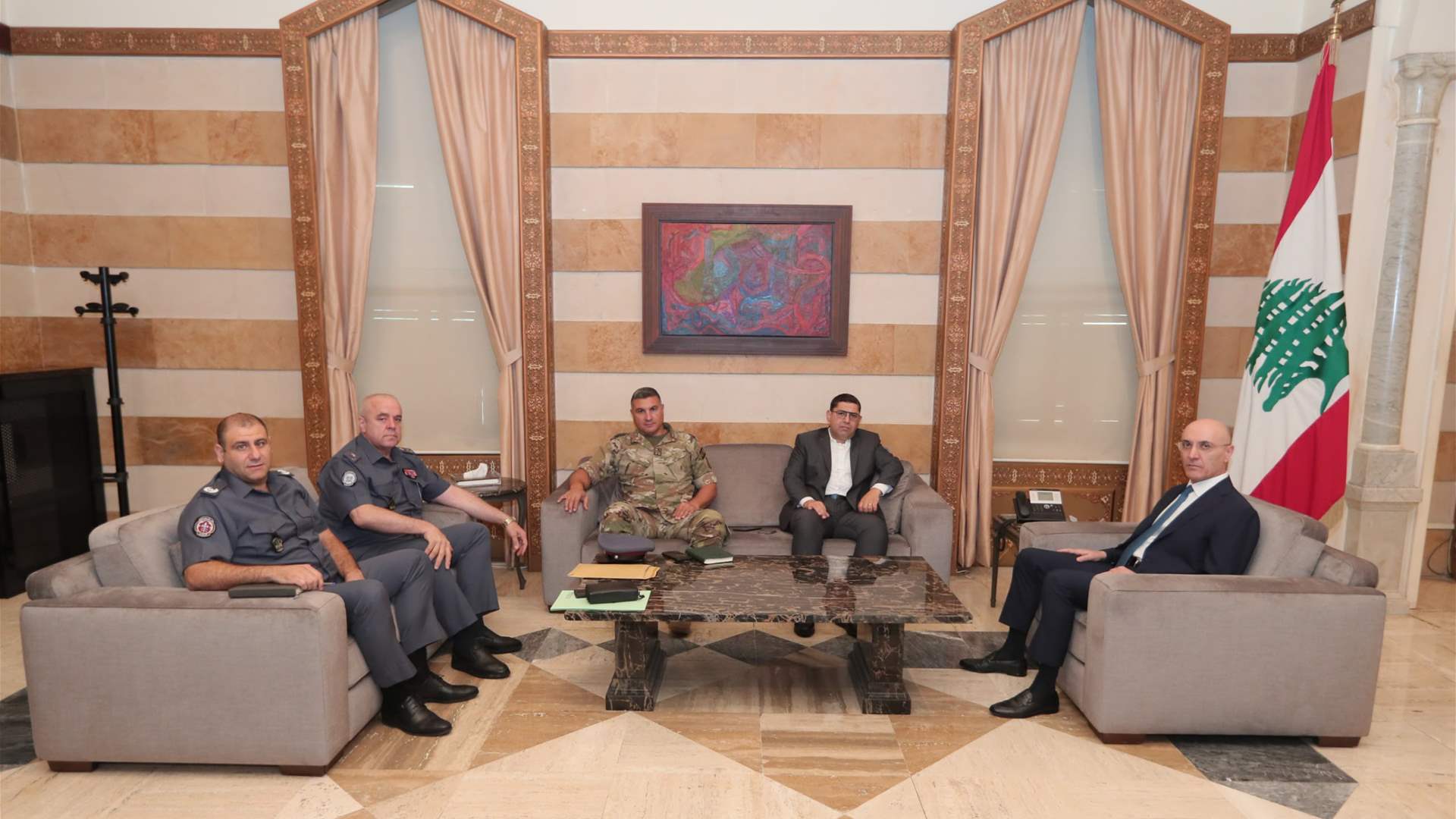 وزير الداخلية عقد اجتماعًا للبحث في التدابير المتخذة للحد من خطر الطيور على حركة الملاحة الجوية 