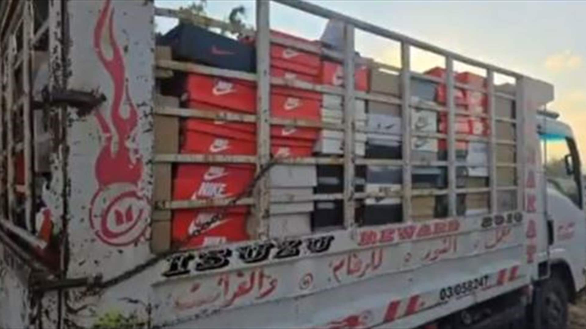 شعبة المكافحة البرية في ضابطة صيدا للجمارك تمكنت من تحقيق قضية نوعية بكمية كبيرة من الأحذية الأجنبية المقلدة والمهربة على اثر مداهمة أجرتها في مدينة صيدا وقد تم حجز البضاعة واقتياد المخالف الى الشعبة المذكورة لإجراء المقتضى القانوني