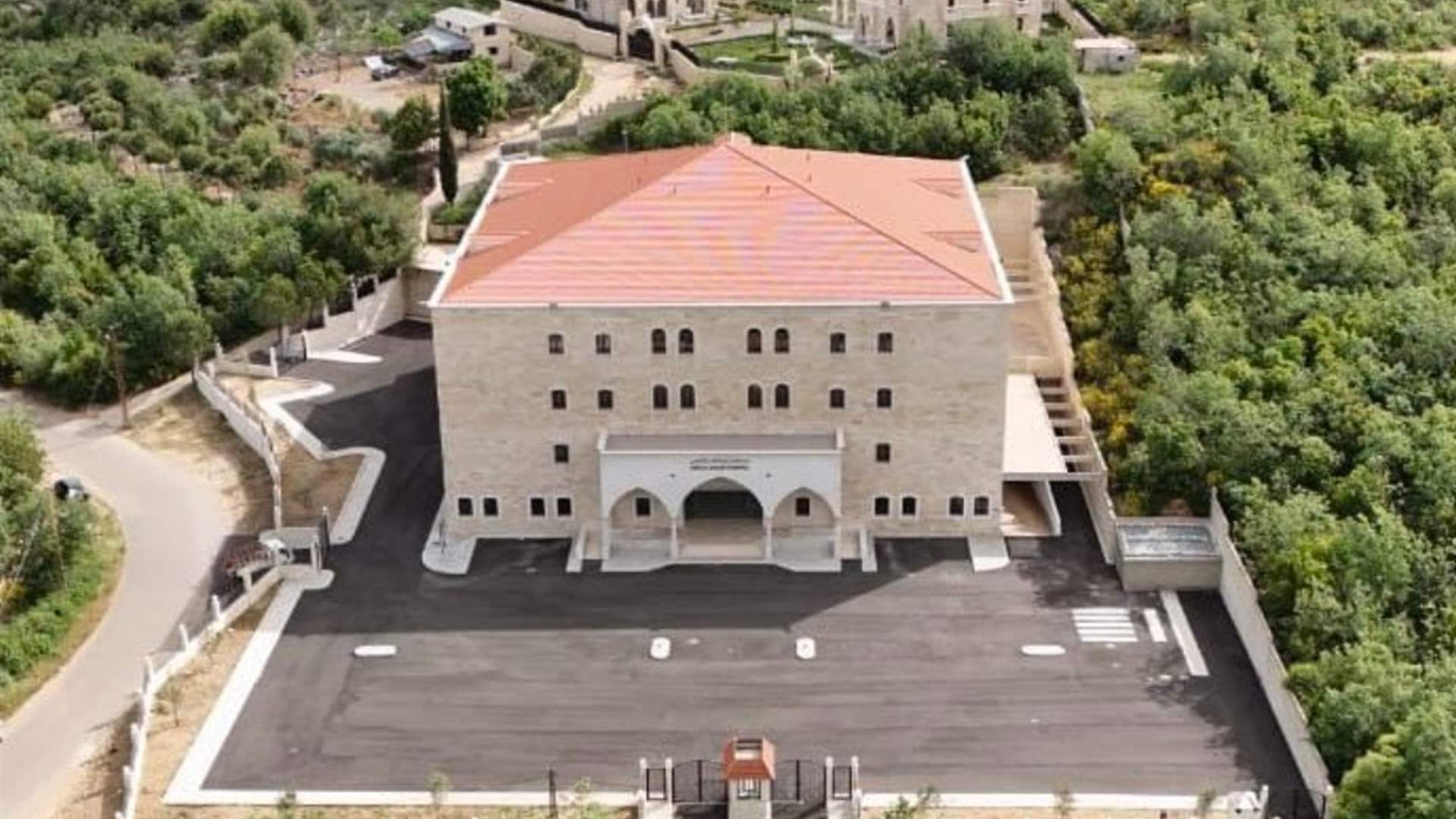 معاينات طبية مجانية في دير القمر بمشاركة أطباء أميركيين متخصصين