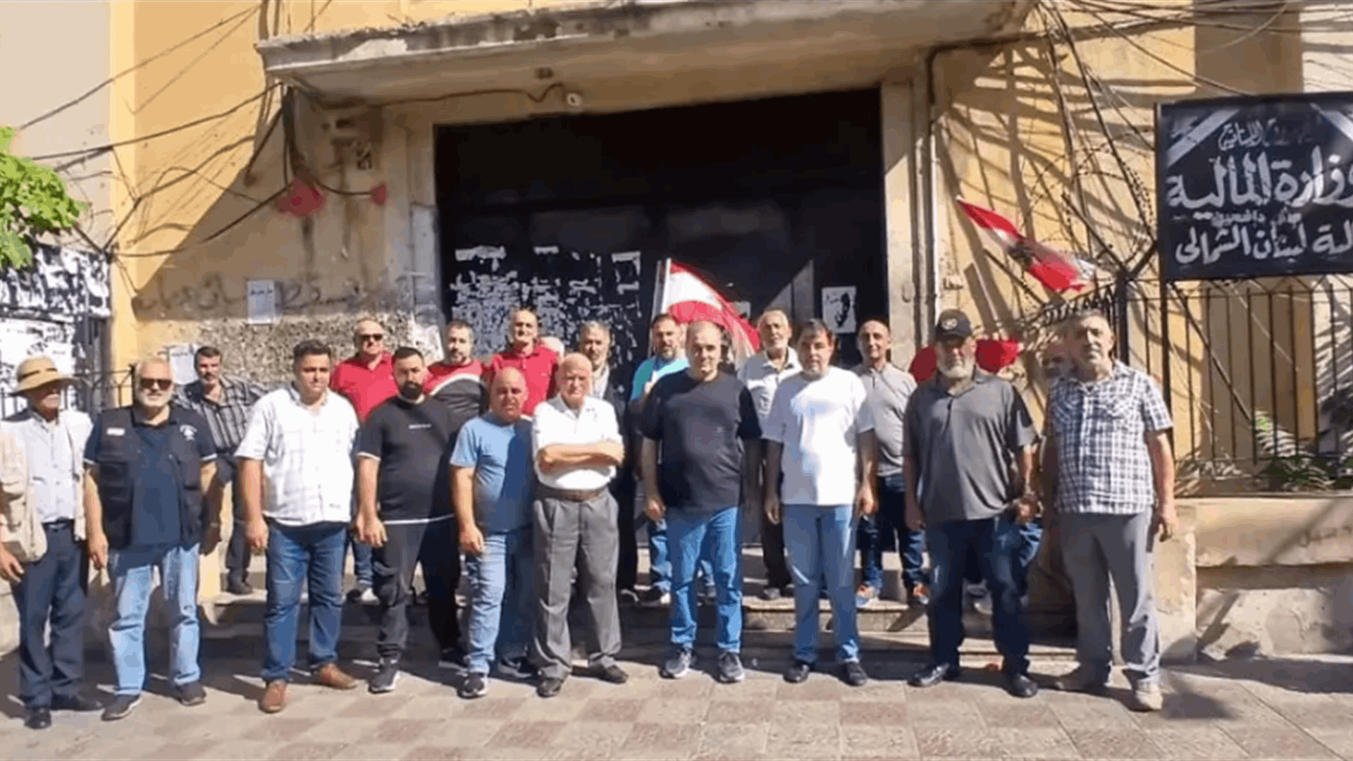 العسكريون المتقاعدون يقفلون مالية طرابلس ضمن تحركاتهم