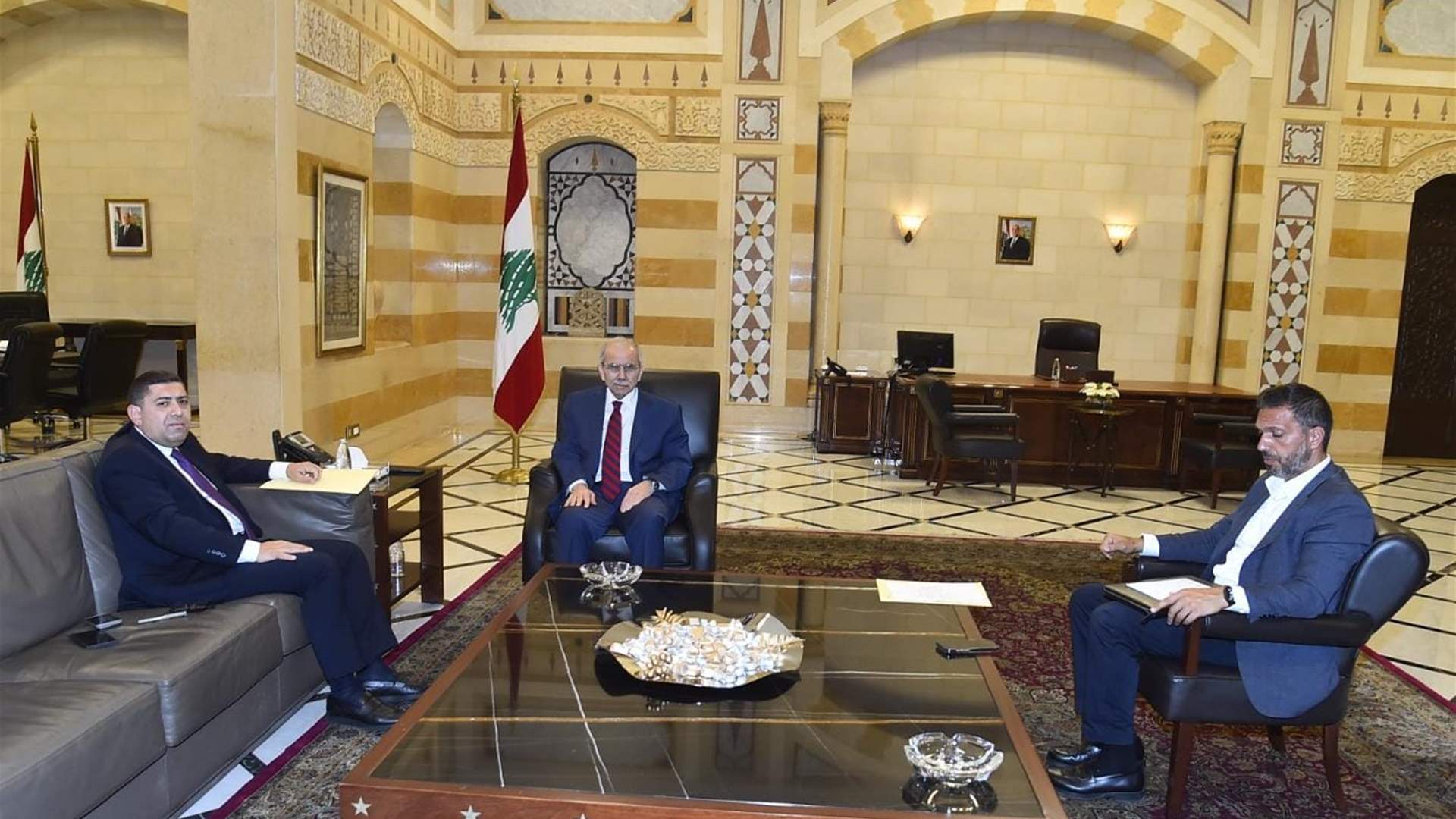 سلام يبحث مع القاضي مكاوي ملف رحلات العمرة البرية والإجراءات المتخذة لمعالجة مخاطر تجمع الطيور بمحيط المطار