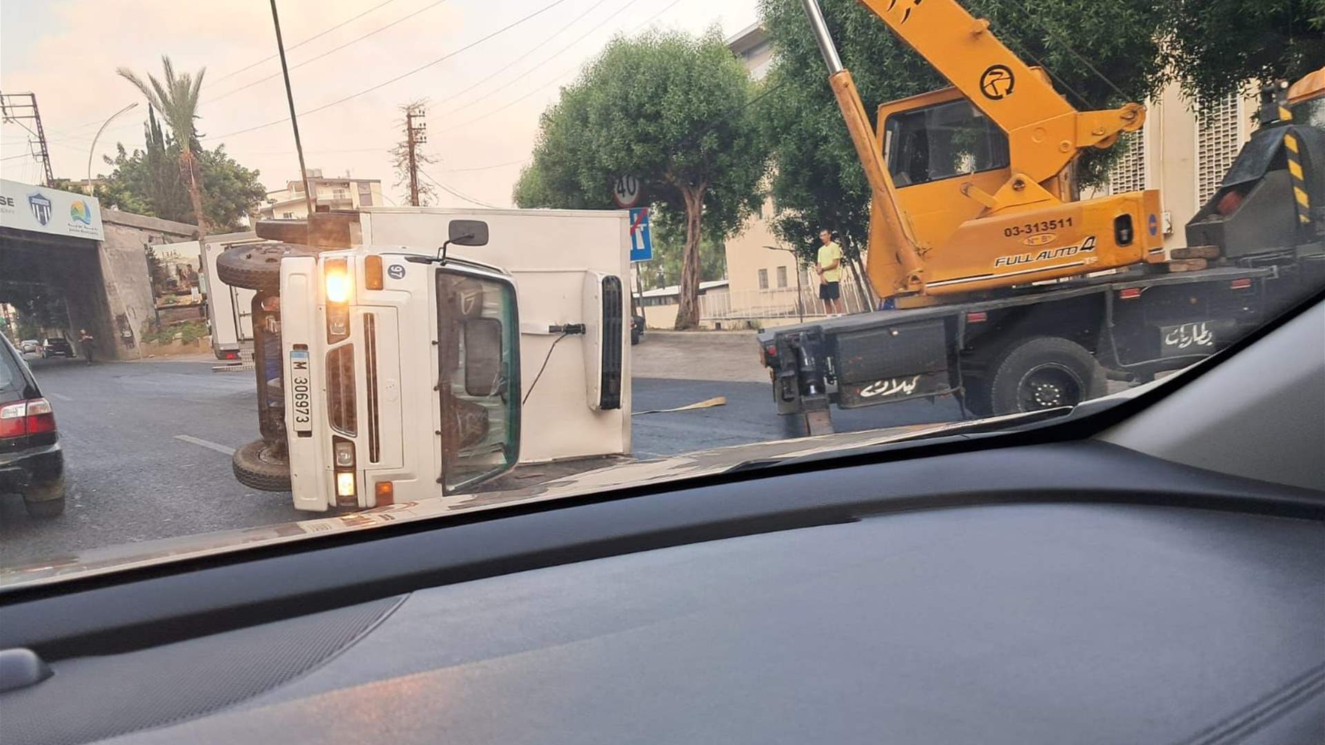 التحكم المروري: انقلاب بيك أب تحت جسر فؤاد شهاب - جونية المسلك باتجاه بيروت تسبب بازدحام مروري وتتم المعالجة من قبل مفرزة سير جونية
