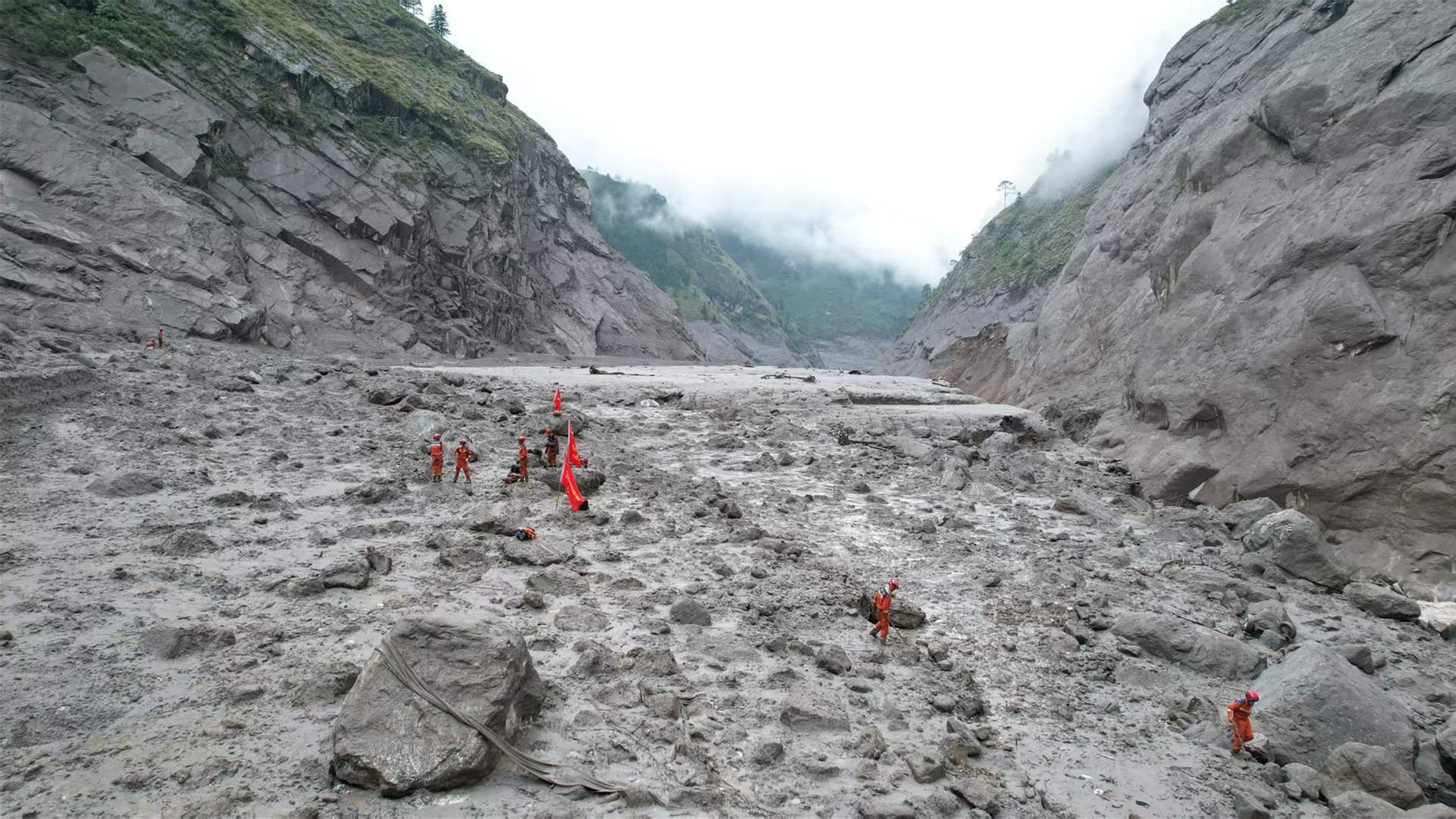 حصيلة قتلى فيضانات النيبال تصل إلى 633 شخصا مع استمرار البحث عن آلاف المفقودين