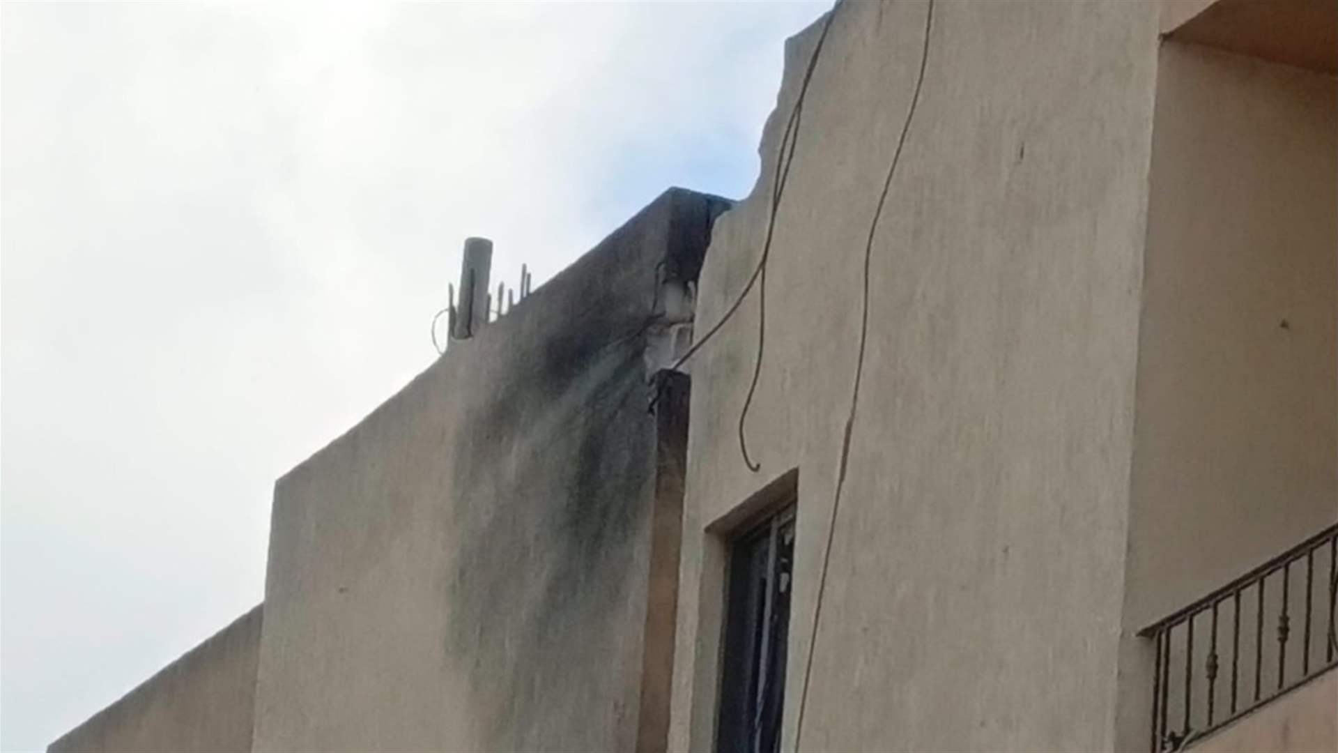 الوكالة الوطنية للإعلام: مسيرة اسرائيلية نفذت غارة بصاروخ موجه مستهدفة مبنى على جادة نبيه بري في مدينة النبطية وأفيد ان الصاروخ اصاب حائط الطابق العلوي في المبنى من دون وقوع إصابات