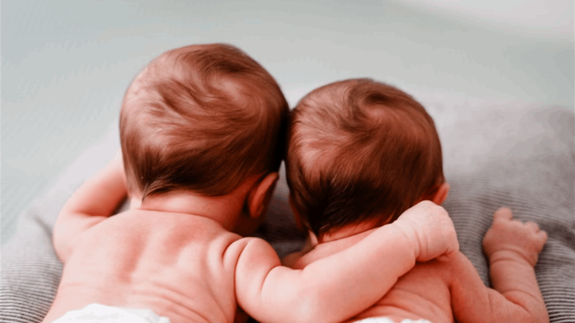 طفلان من أبوَين مختلفَين في رحم واحد… والطبّ والقضاء في صدمة