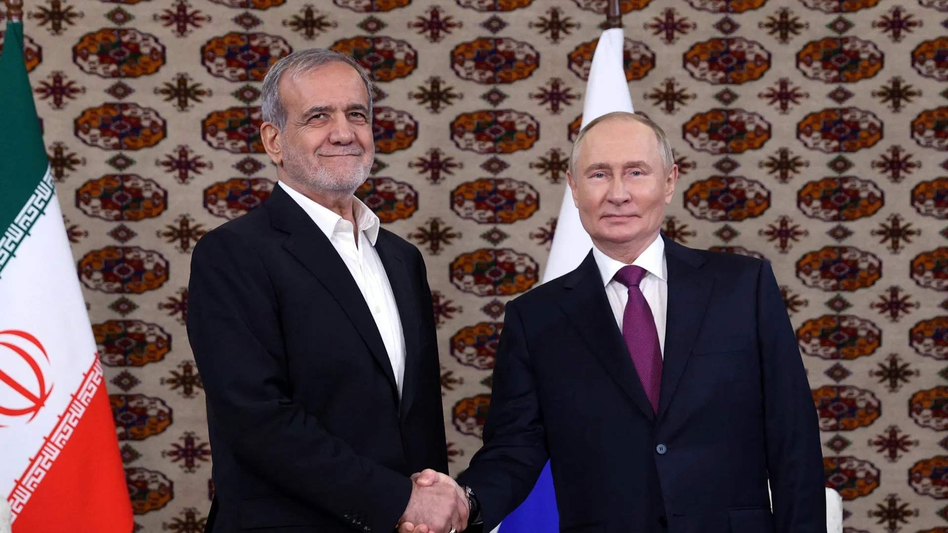 بوتين لبزشكيان: روسيا تتضامن مع الشعب الإيراني