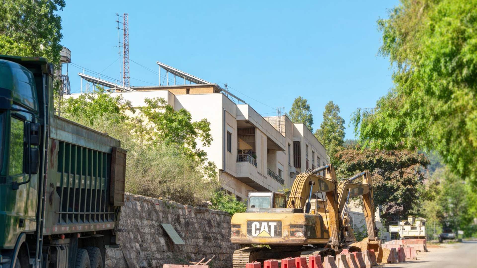 البستاني تابع أعمال التزفيت والصيانة على طريق كفرحيم – دير القمر