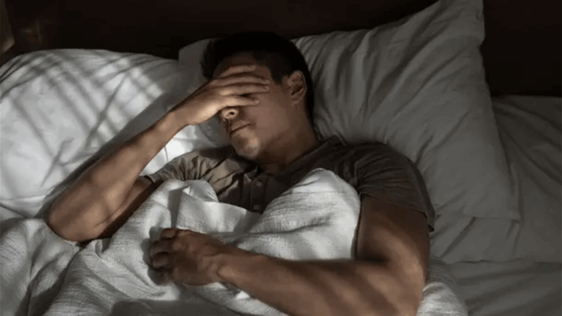 قبل أن تخلد إلى النوم… طعام يساعدك وعادة عليك تجنّبها