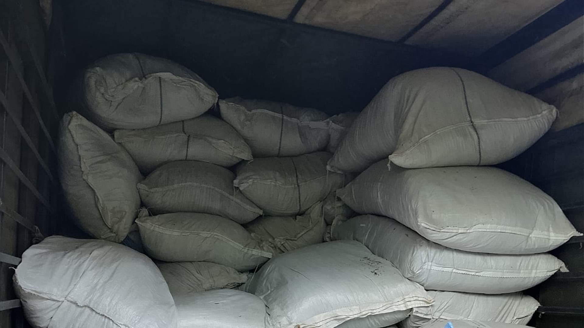 الجمارك اللبنانية تضبط مواد غذائية وسكاكر ومشروبات غازية مهرّبة في بيروت وصيدا (فيديو وصور)