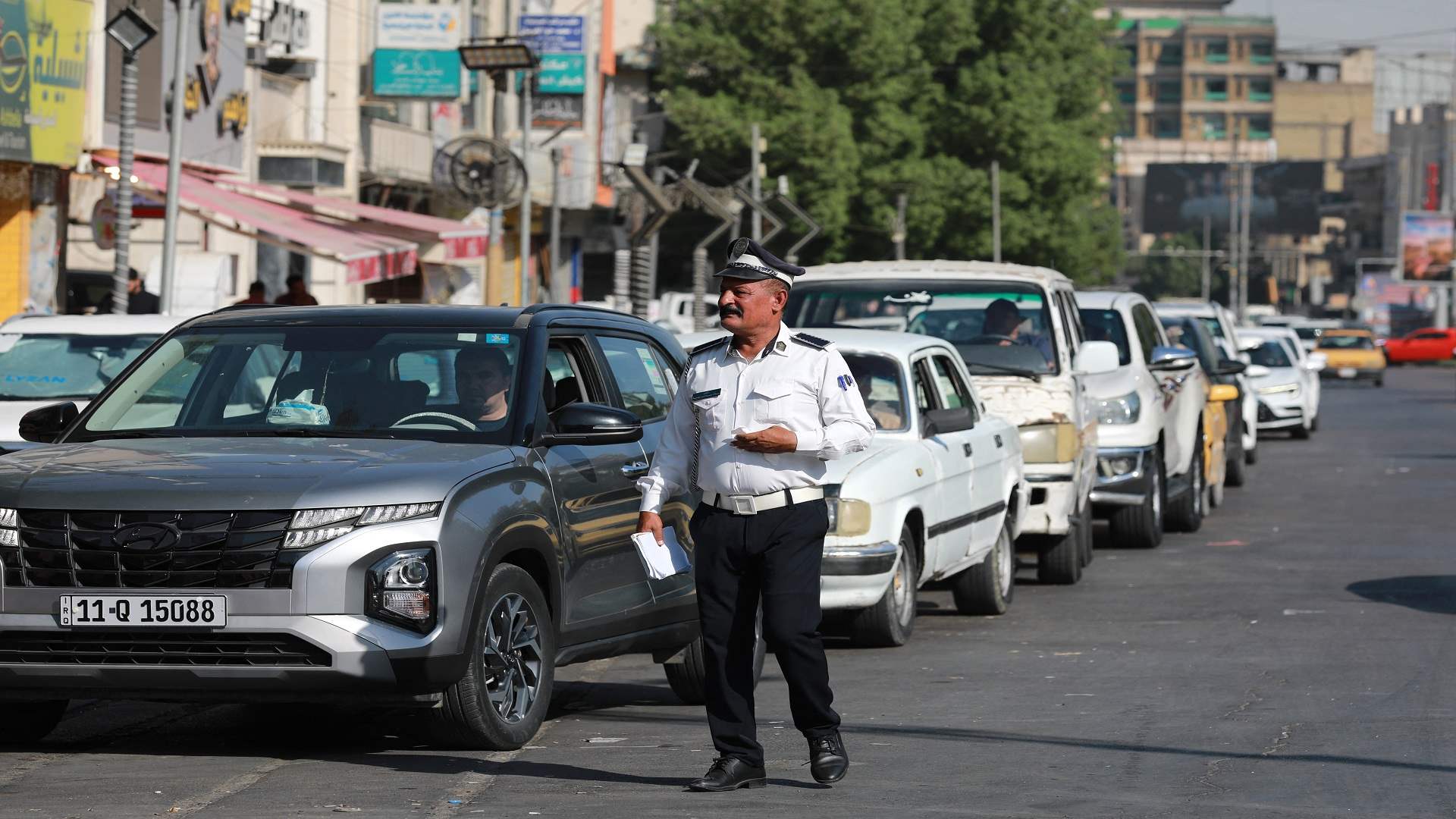 في بغداد... طوابير أمام محطات البنزين مع استمرار تراجع الواردات عبر مضيق هرمز