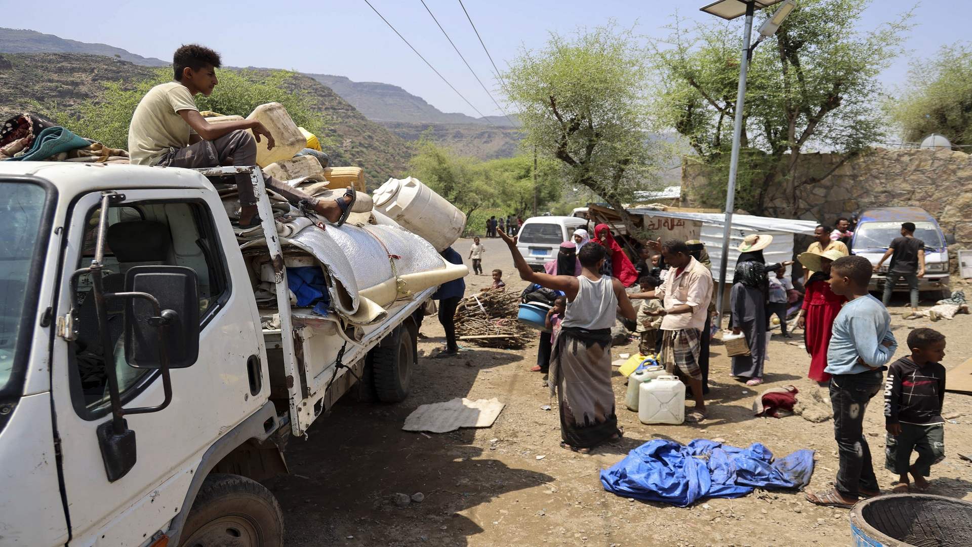 أكثر من 300 قتيل في الاشتباكات بين القوات اليمنية والحوثيين... ونزوح مدنيين هربا من القتال