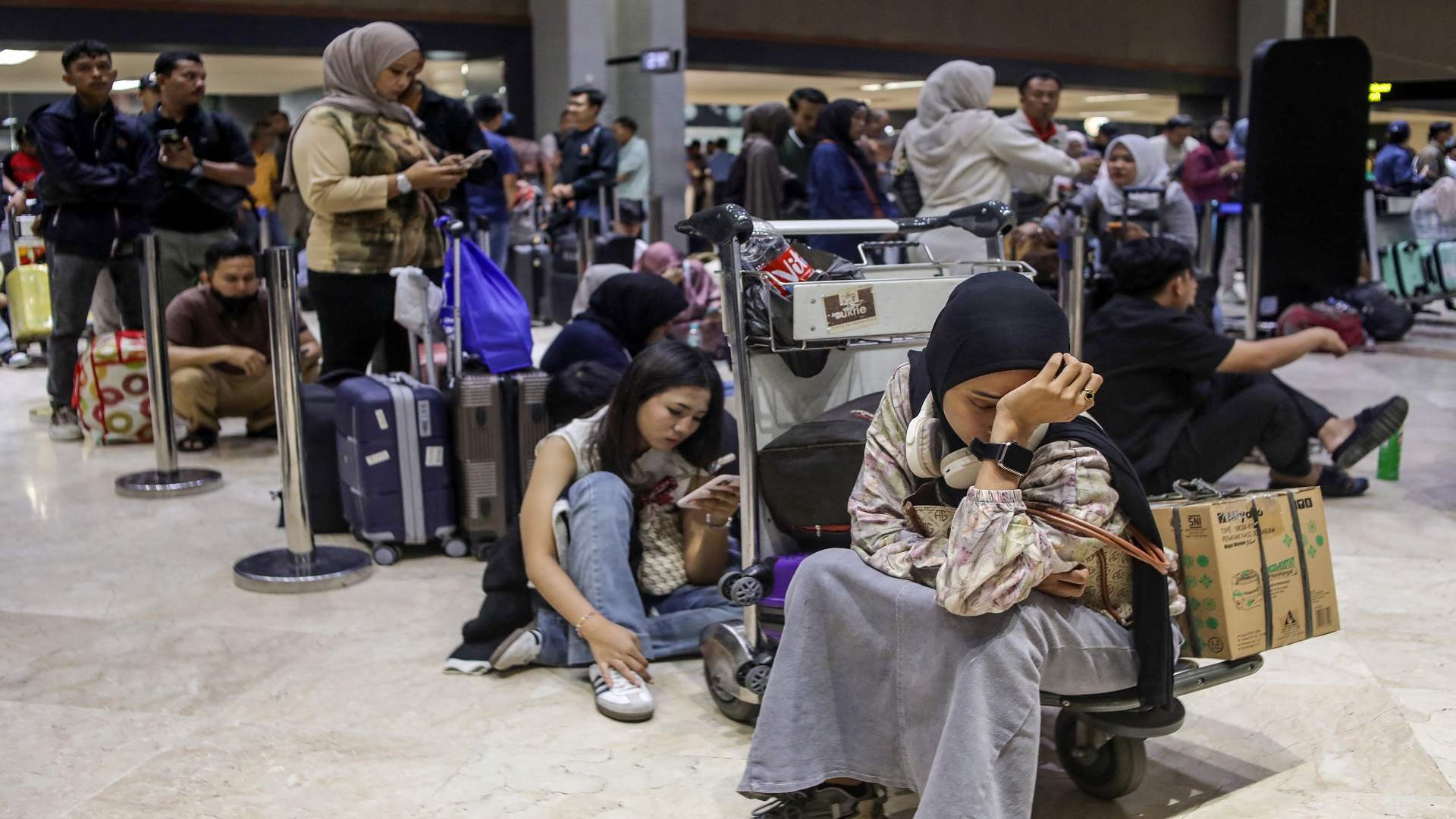 ثوران بركاني في إندونيسيا... وتمديد تعليق الرحلات في 4 مطارات