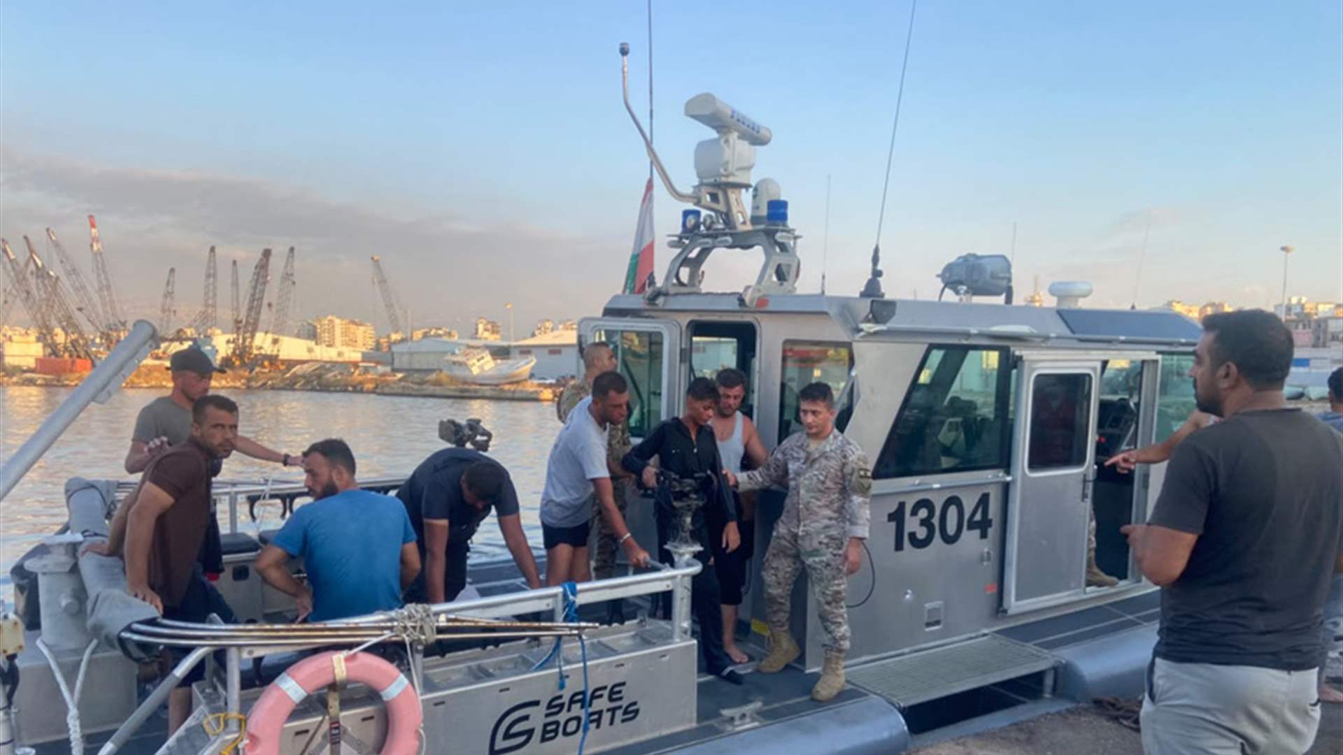 الجيش ينقذ 21 شخصًا بعد تعطل مركب قبالة طرابلس أثناء محاولة تهريبهم