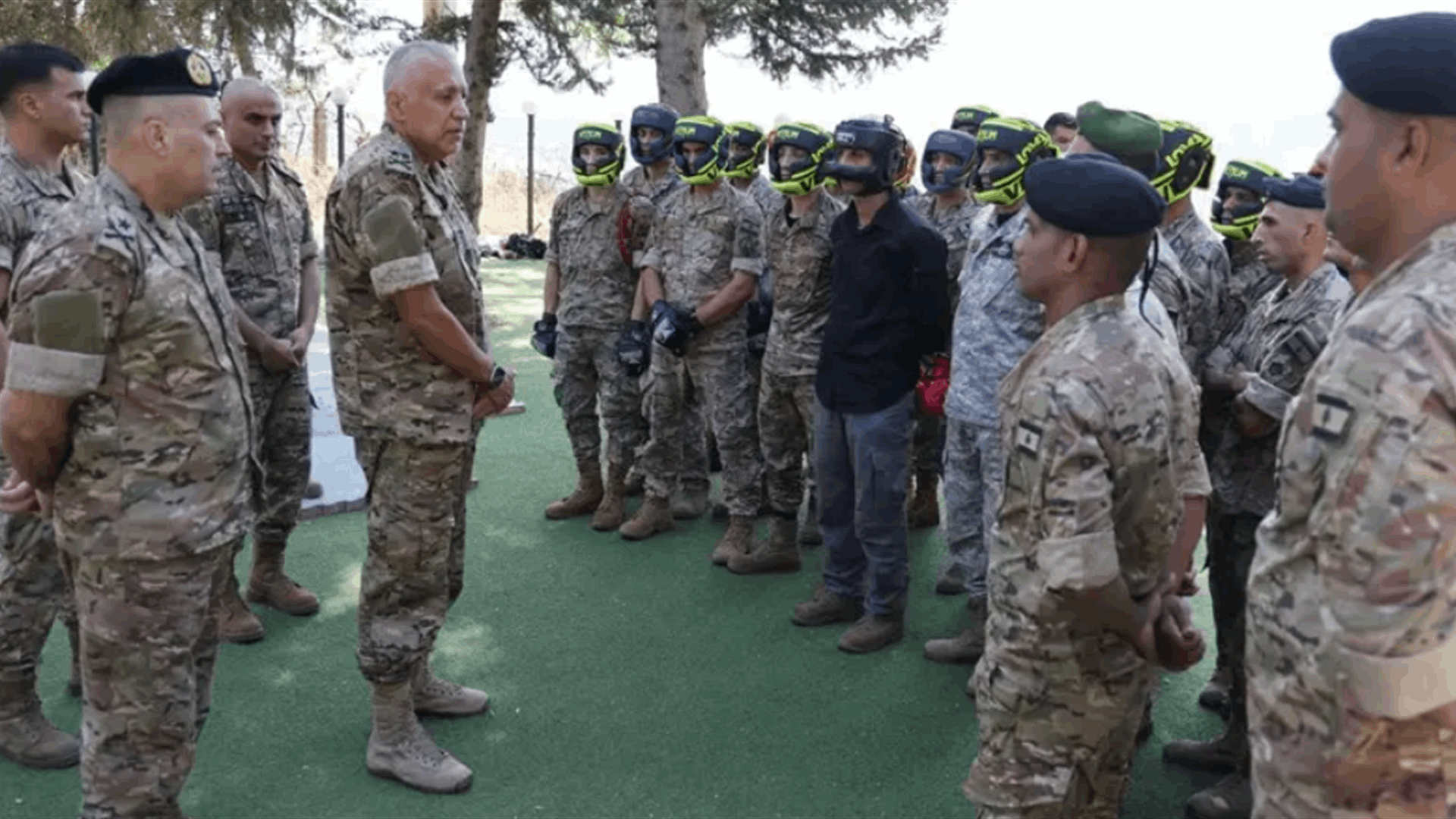 قائد الجيش بالنيابة يتفقد مدرسة الفنون القتالية العسكرية في الوروار