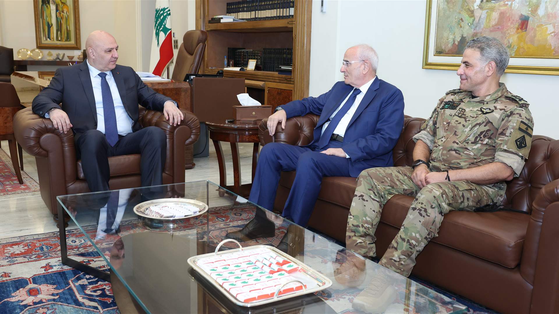  الرئيس عون تسلّم من وزير الدفاع دعوة إلى حفل وضع حجر الأساس لمشروع مساكن تعاضدية للرتباء والأفراد