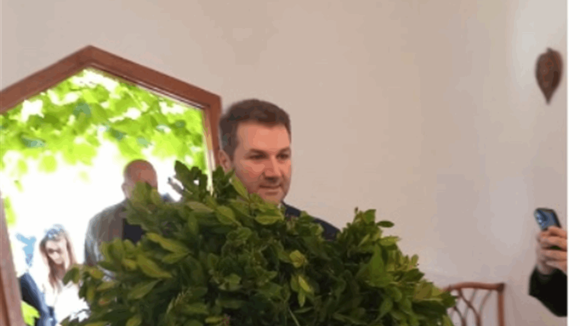 نديم الجميل وضع إكليل غار على ضريح غيث ونورا الخوري : كان قائدا ومناضلا كتائبيا 