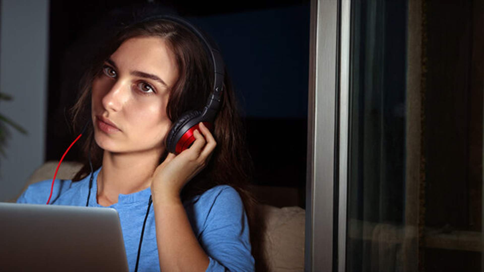 لا خصوصية بعد الآن؟ تقنية تسمح بالتنصّت على الآخرين من خلال سماعاتهم وهواتفهم