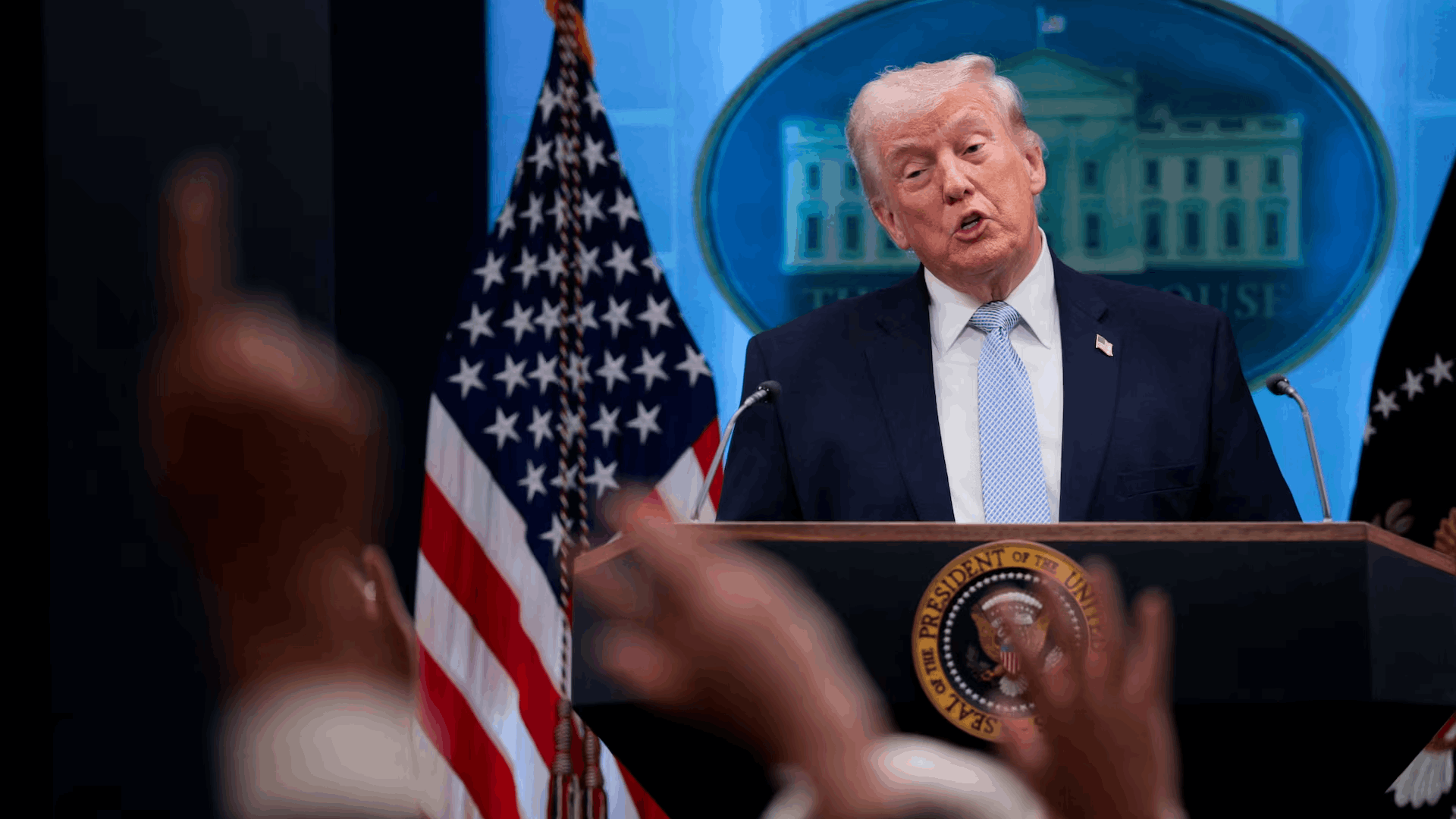 القضاء يوقف حظر ترامب… CNN وPolitico وMS NOW تعود إلى البيت الأبيض