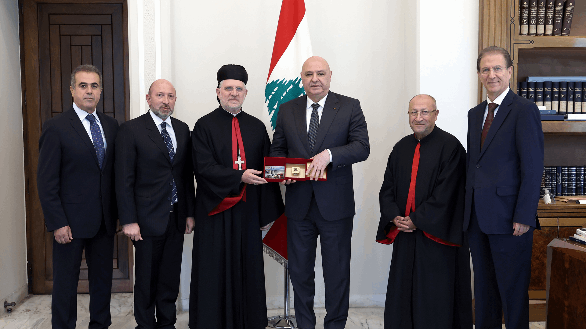 الرئيس عون استقبل راعي أبرشية جبيل المارونية المطران ميشال عون يرافقه وفد من بلدة العاقورة وتلقّى منهم دعوة لحضور قداس لمناسبة المئوية الأولى لتطويب القديسين الإخوة المسابكيين في كاتدرائية مار جرجس في العاقورة في ٢٥ تشرين الأول المقبل
