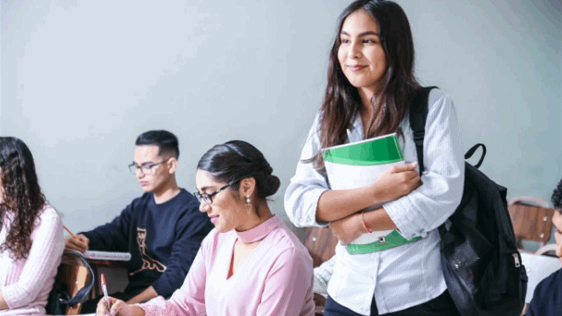 القلق الاجتماعي يسرق "أجمل سنوات الشباب"… هكذا تتغلّب عليه وتستمتع بحياتك الجامعية