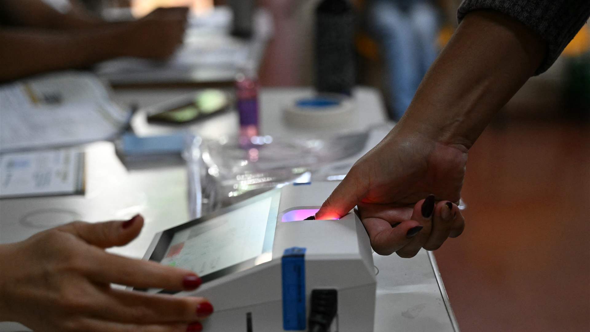 Brazilians start voting in tight election between Lula and Flavio Bolsonaro 