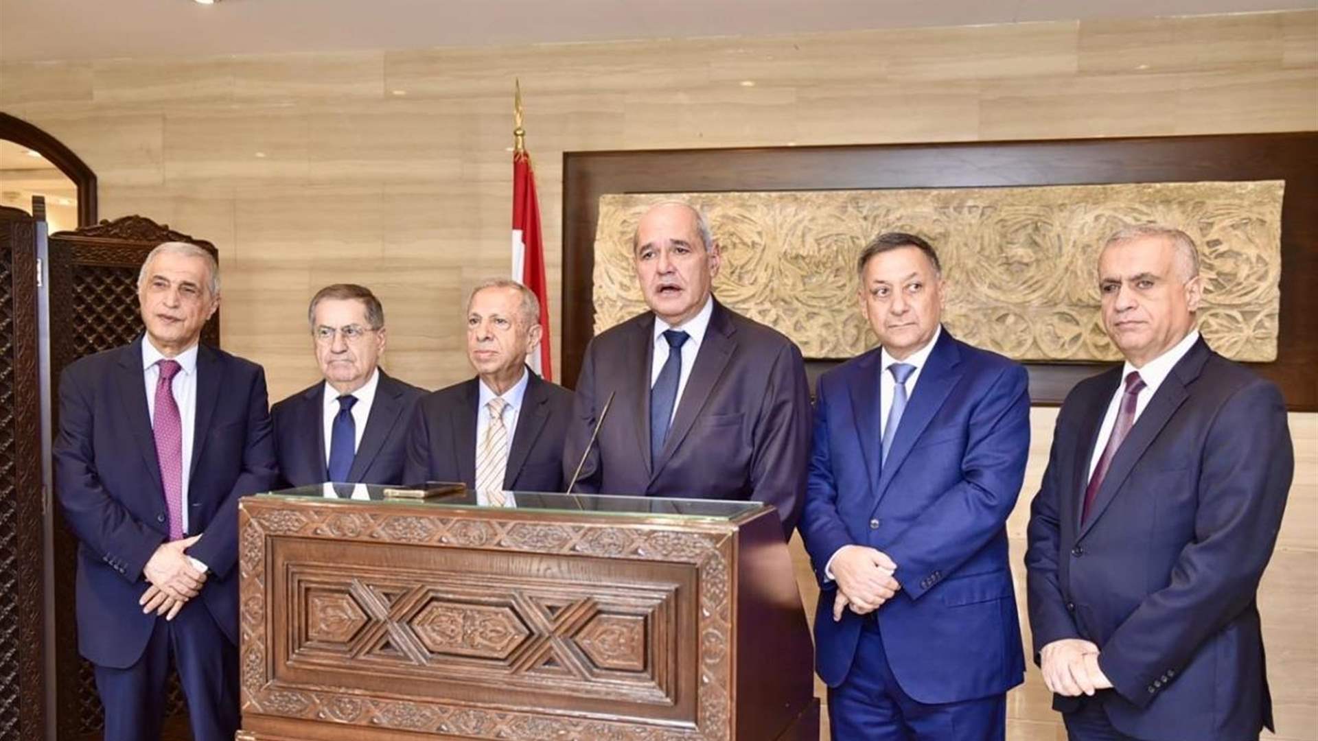الرئيس بري تسلم من نواب المذكرة المطالبة بالتمسك بقوة "اليونيفيل" 