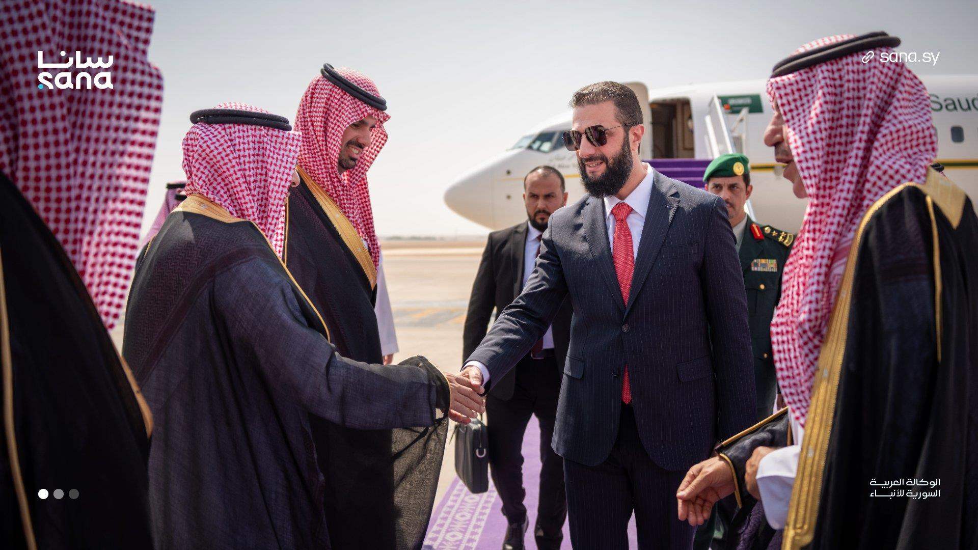 سانا: الرئيس السوري أحمد الشرع يصل إلى العاصمة السعودية الرياض يرافقه وزير الخارجية والمغتربين أسعد حسن الشيباني في زيارة رسمية للقاء ولي العهد السعودي الأمير محمد بن سلمان وكان في استقبالهما أمير منطقة الرياض الأمير فيصل بن بندر بن عبد العزيز