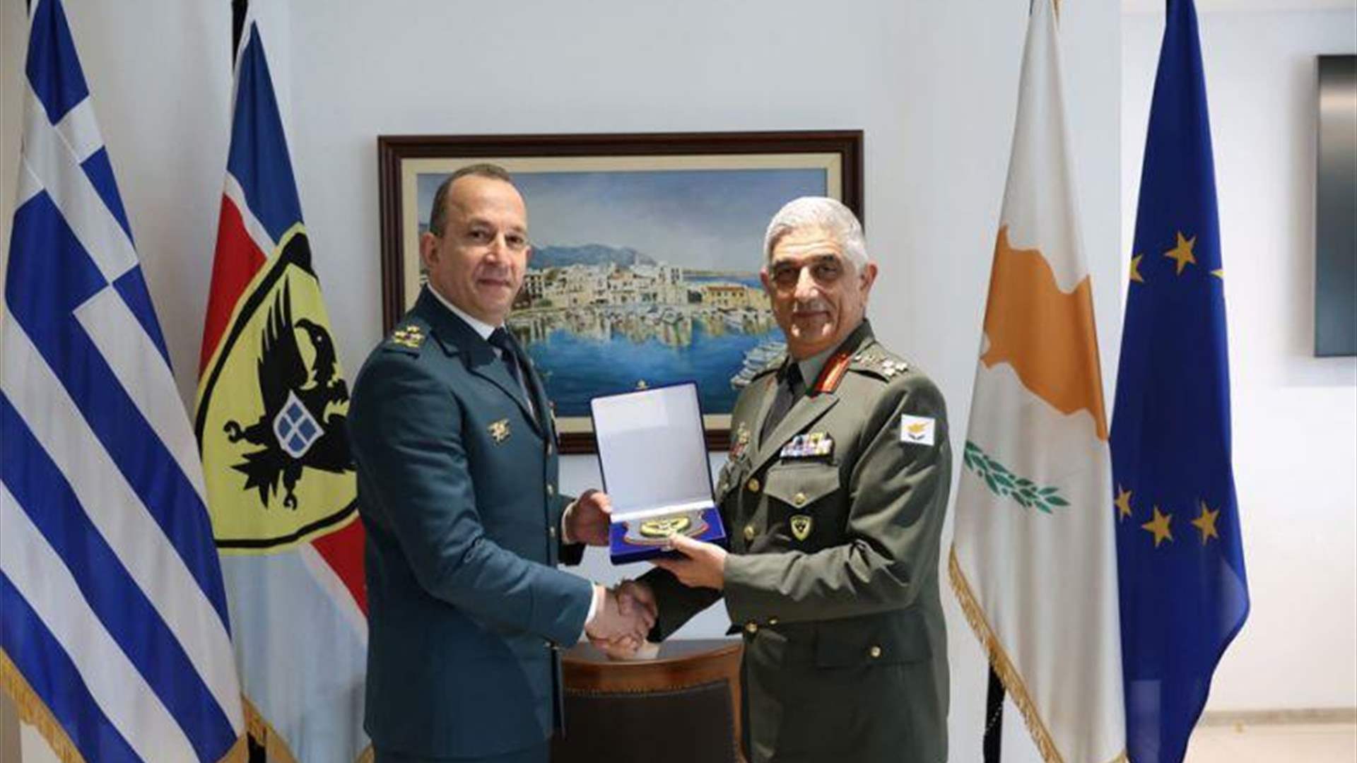 قائد الجيش زار قبرص وبحث مع وزير الدفاع القبرصي سبل تعزيز التعاون بين جيشَي البلدَين