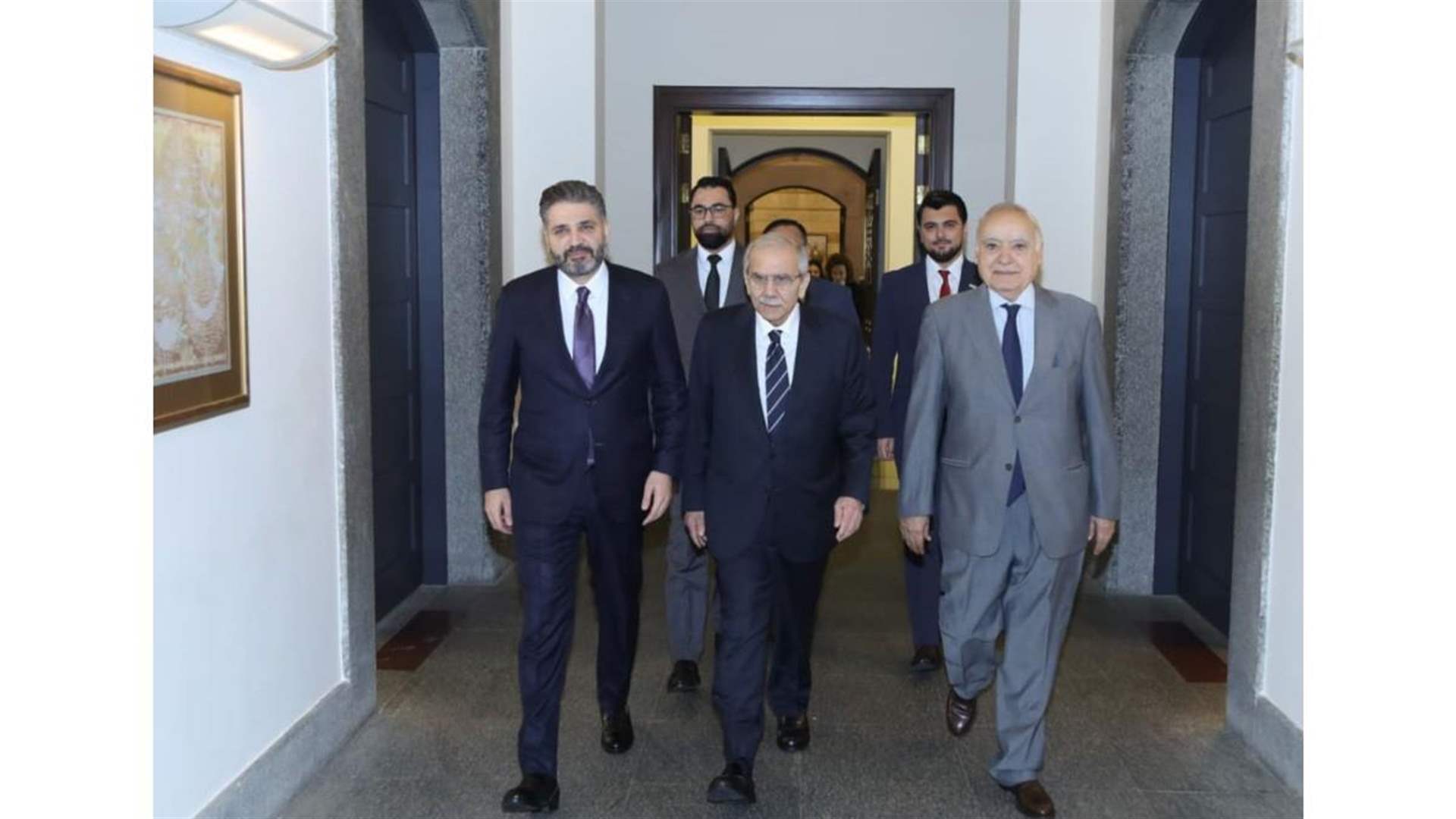رئيس الحكومة استقبل وزير الثقافة السوري وتسلم منه سيفا دمشقيا: ما يجمع الشعبين من روابط تاريخية وثقافية أساس لتطوير التعاون
