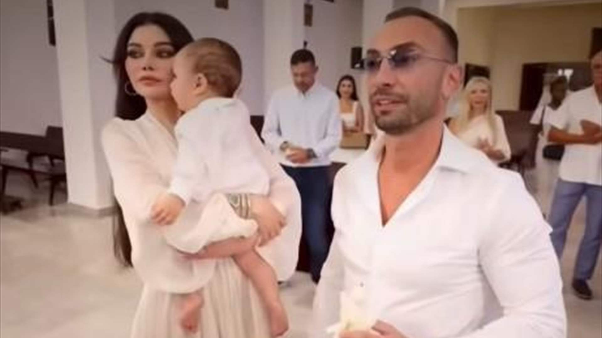 هيفاء وهبي تحتفل بعمادة ابن شقيقتها... والطفل يخطف الأنظار بوسامته والشبه بينهما! (فيديو)