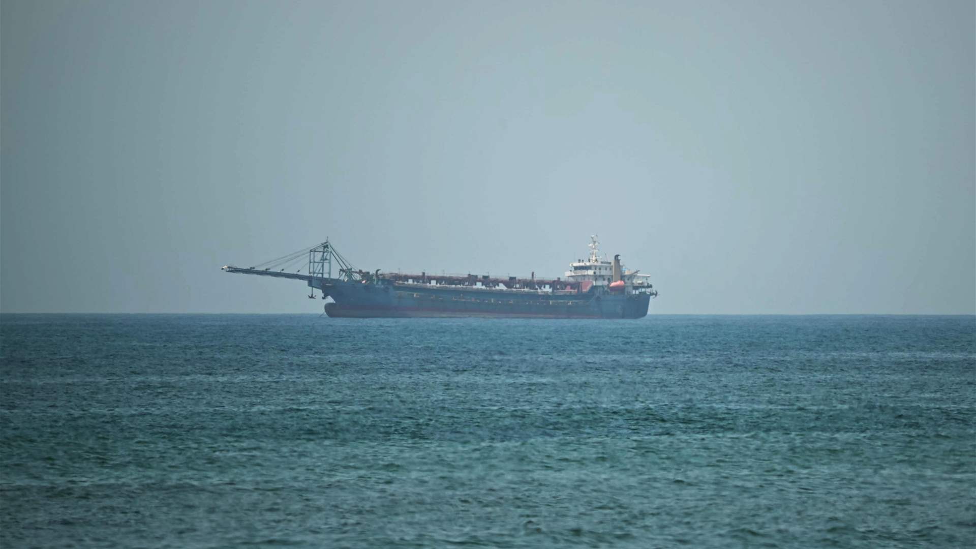 مصادر لرويترز: غرق سفينة حاويات قرب مضيق هرمز بعد إصابتها بمقذوف