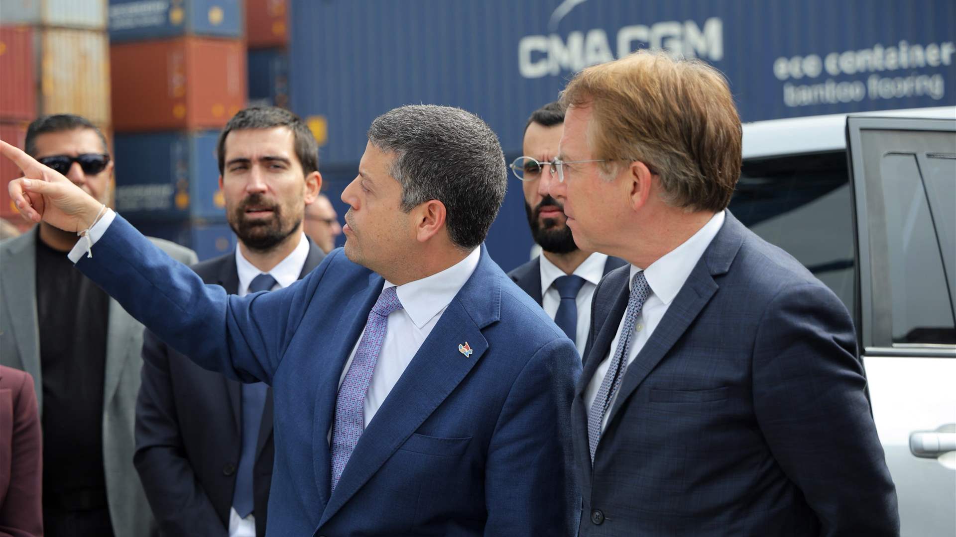 جولة للسفير الفرنسي في مرفأ بيروت