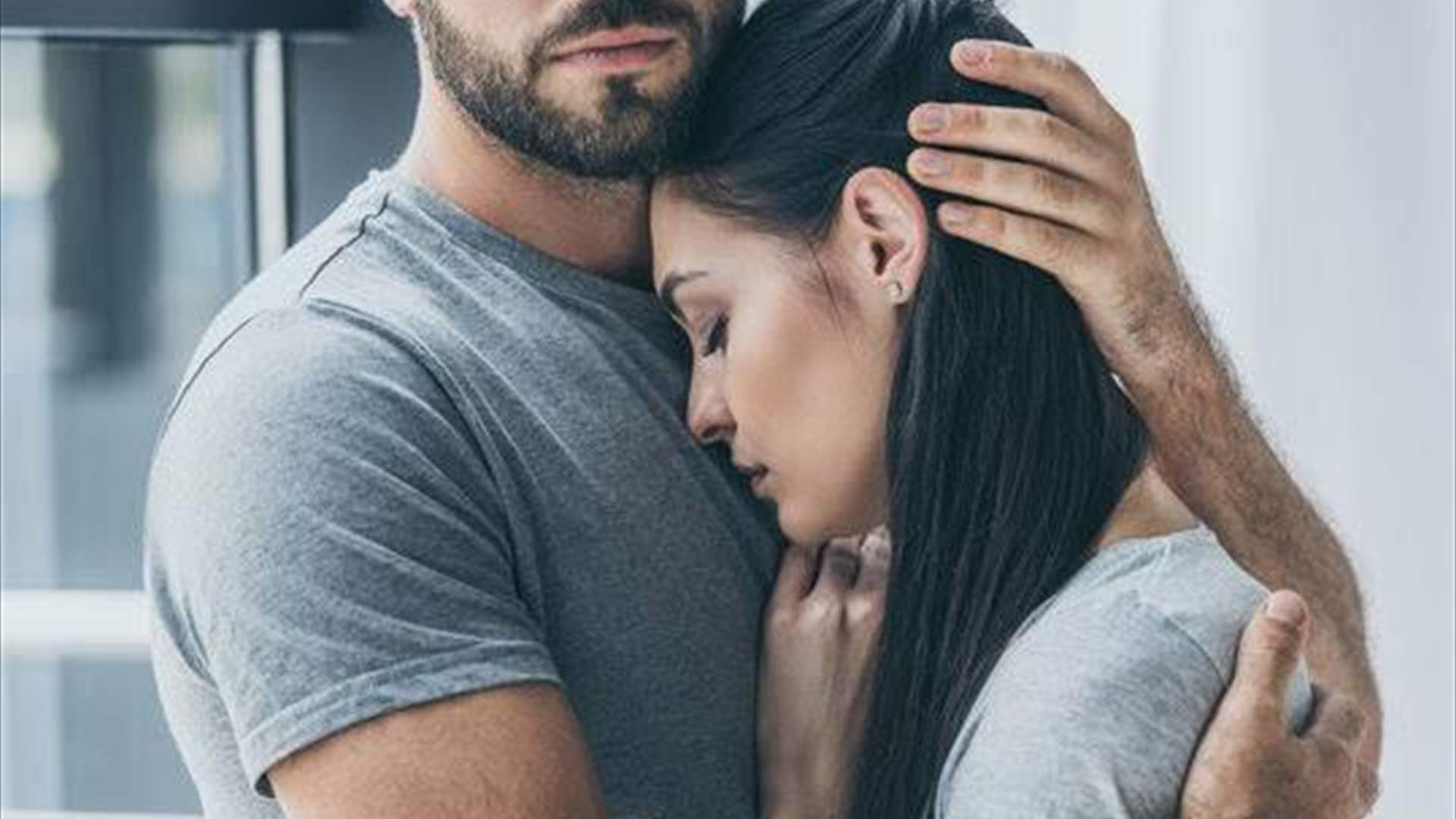 حين تتحوّل النصيحة بين الزوجين إلى مشكلة... ما هي دوّامة "الملاحقة والانسحاب" في الزواج؟
