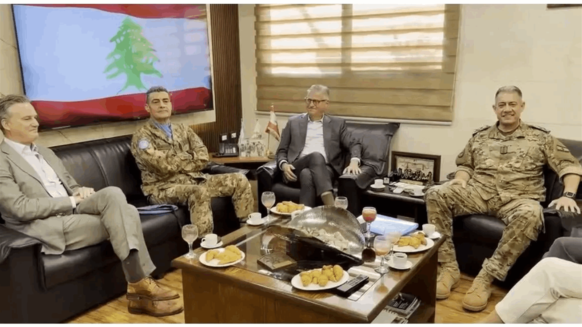 لاكروا زار ثكنة بنوا بركات في صور وتفقد المقر العام لـ"اليونيفيل"