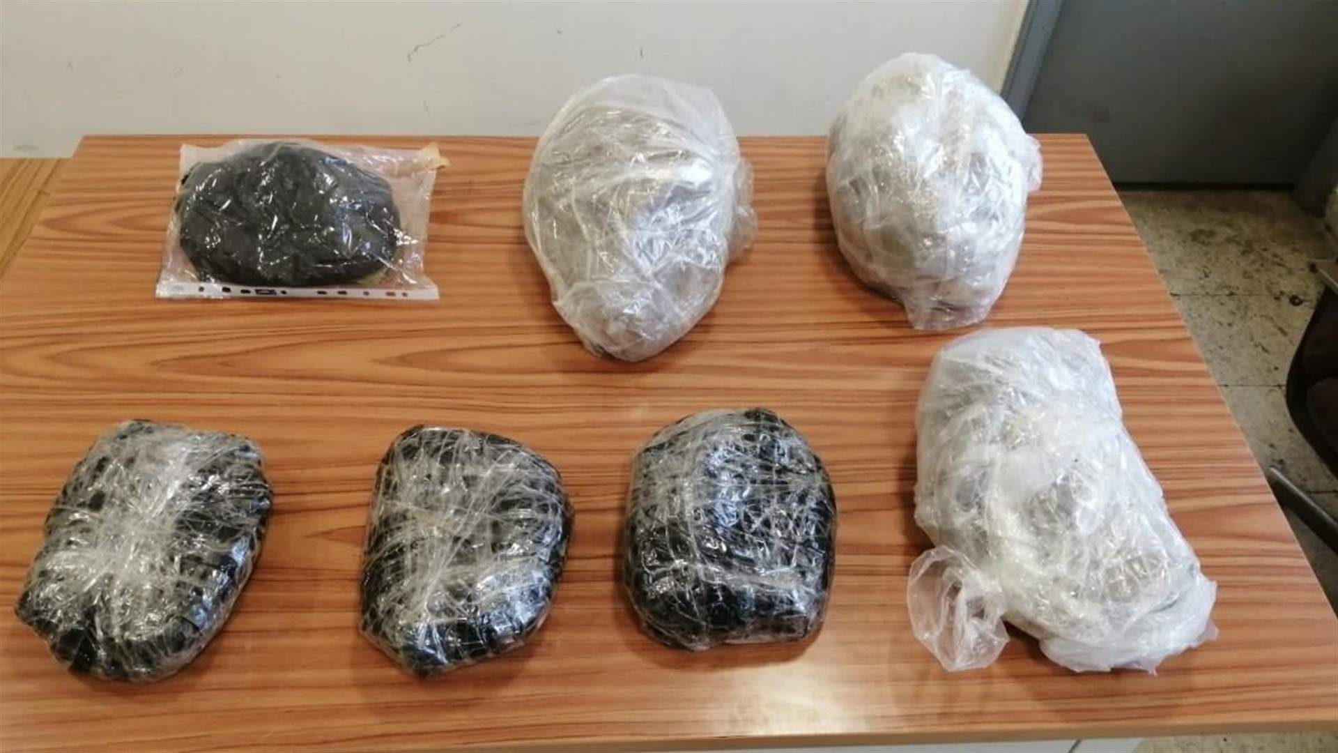 الجيش ينفّذ تدابير أمنية واسعة في مختلف المناطق ويوقف 15 مواطنًا و41 سوريًّا ويضبط كمية من المواد المخدرة في طرابلس