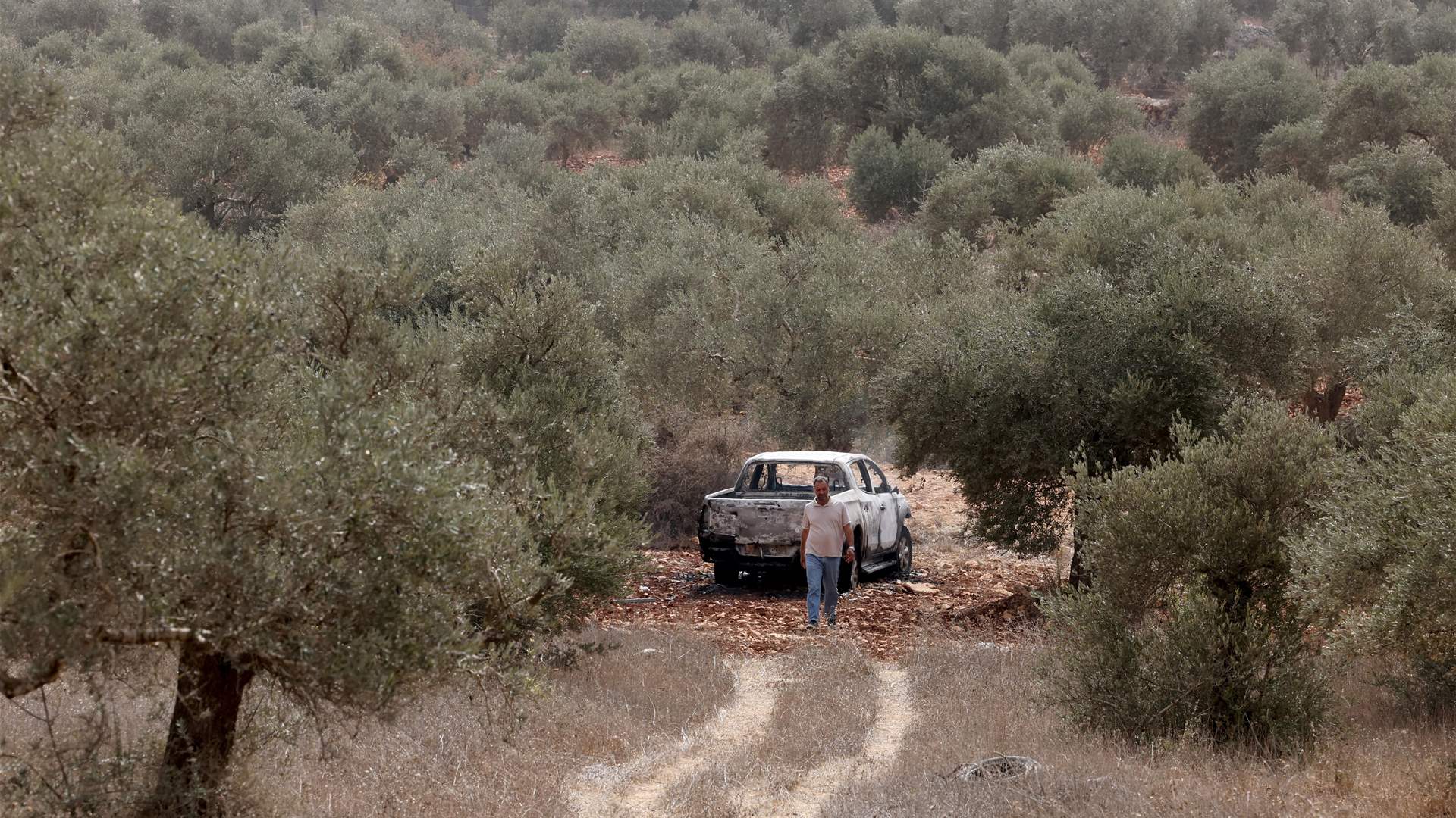 مستوطنون يهاجمون موكبا دبلوماسيا أوروبيا في الضفة الغربية ويعتدون على رئيس بلدية فرنسي