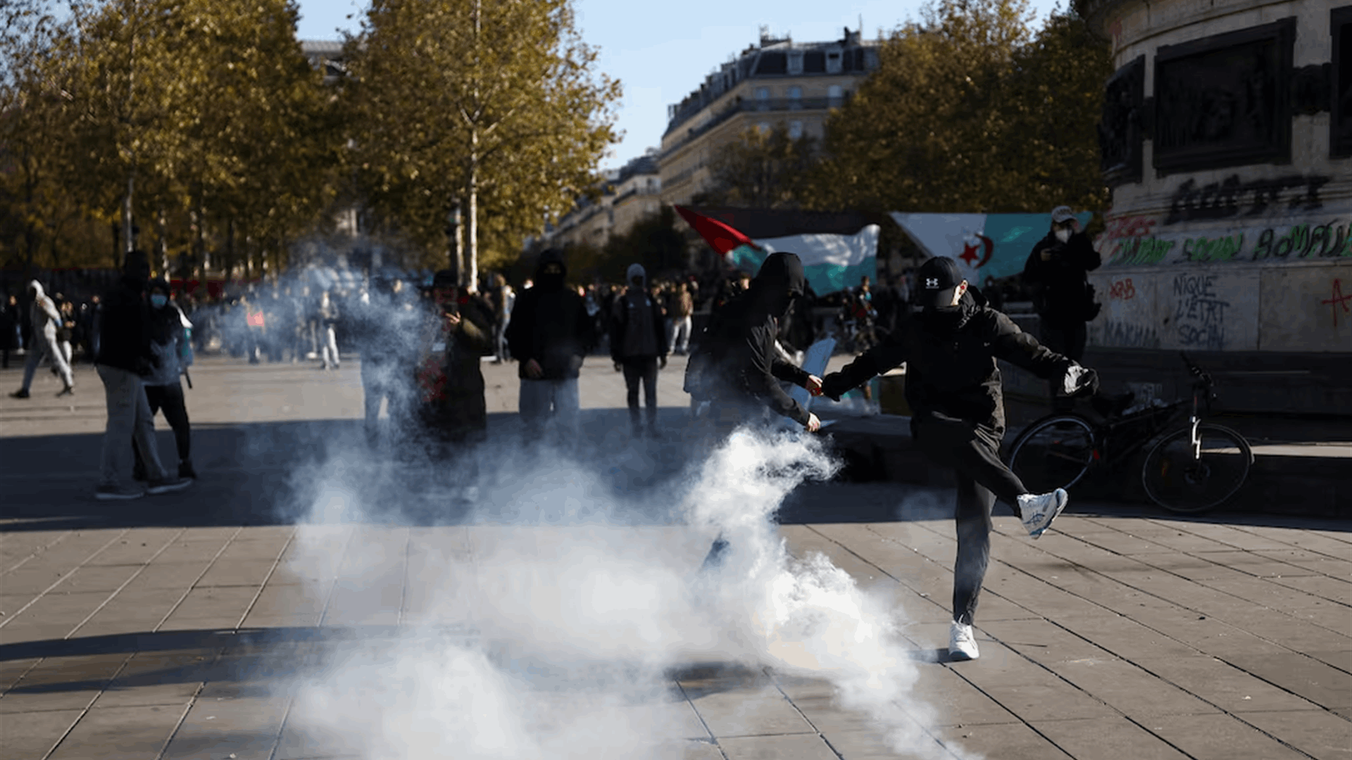 رئيس وزراء فرنسا يطالب السلطات المحلية بفرض حظر تجول جزئي عقب أعمال الشغب