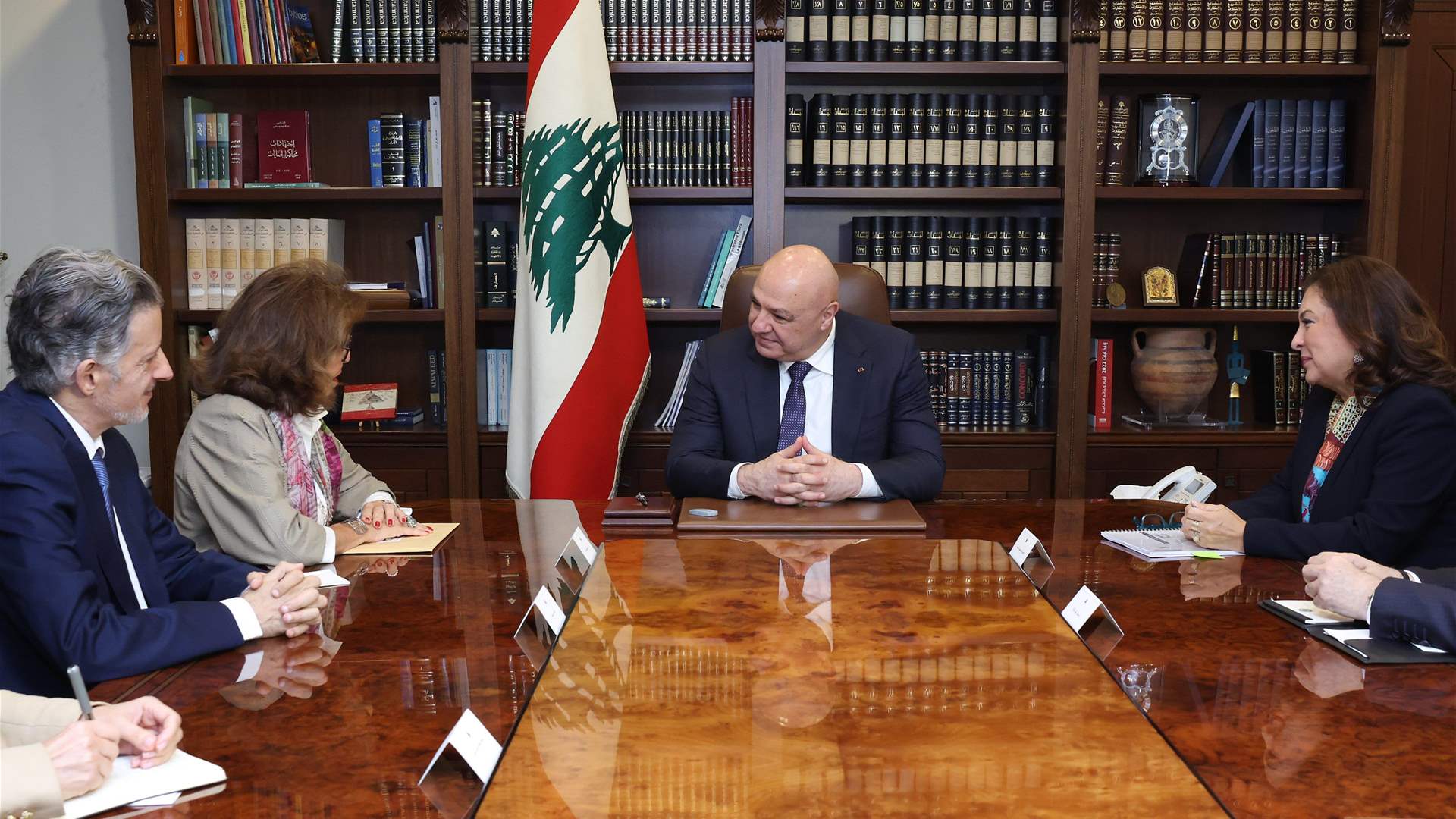 الرئيس جوزاف عون عرض مع وفد من لجنة مهرجانات بعلبك الدولية ضمّ جومانة دبانة ولميا مبيض البساط ونبيل نجار التحضيرات الجارية لتنظيم المهرجانات في الصيف المقبل وحاجات اللجنة المالية واللوجستية