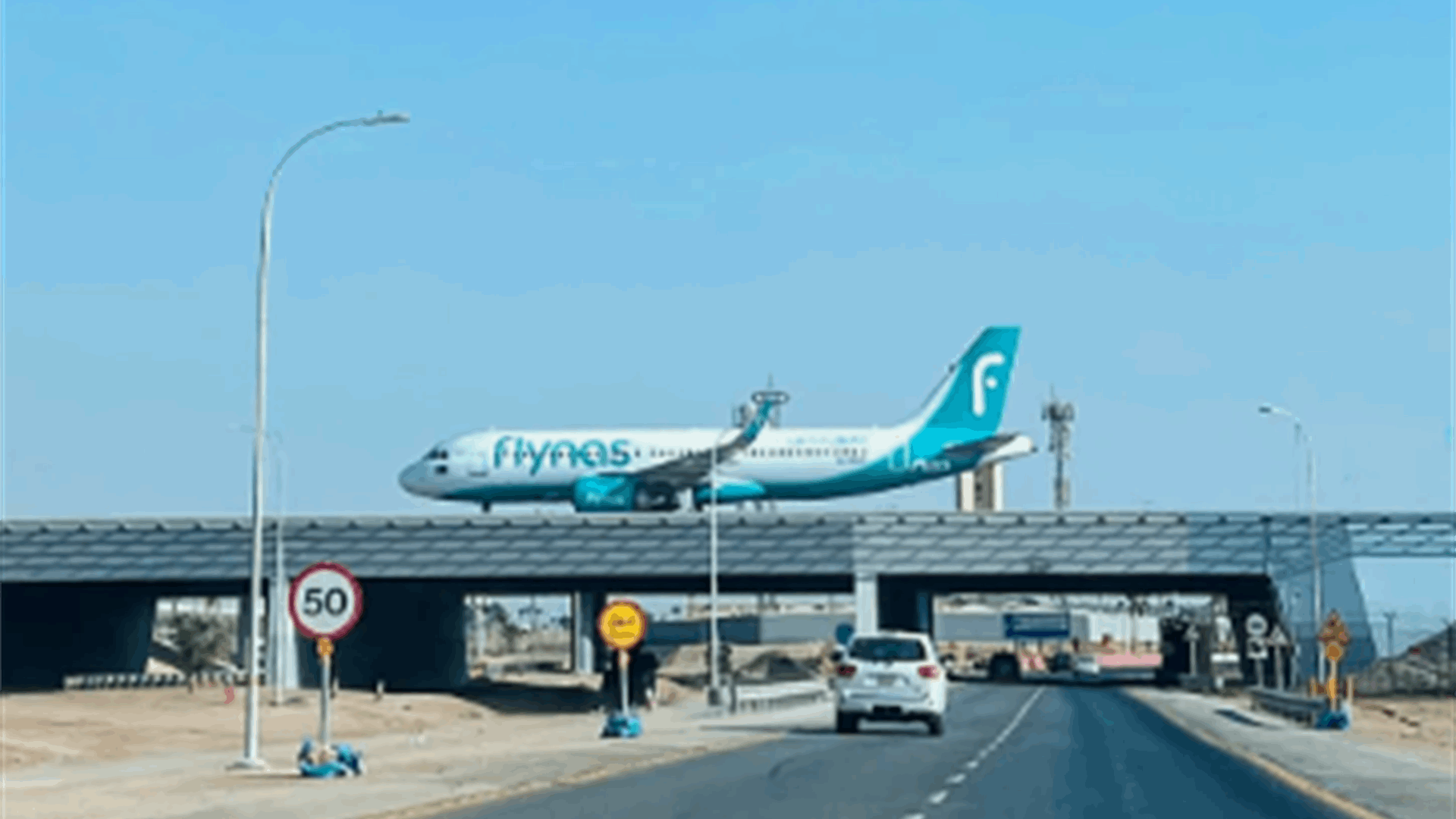 تسجيل رحلات في مطار الرياض وهجمات الحوثيين مستمرة