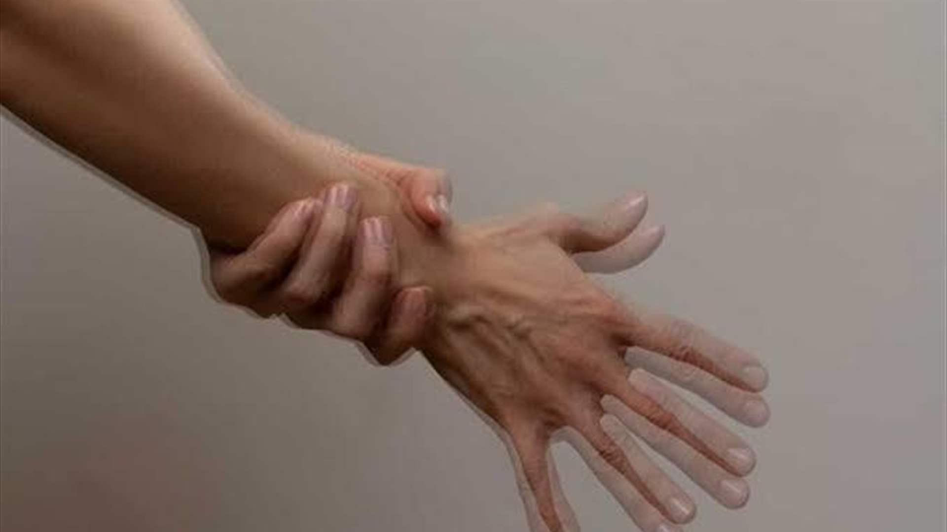 تقنية جديدة تمنح أملاً لمرضى رعشة اليدين… هل يصبح العلاج ممكناً من دون جراحة؟