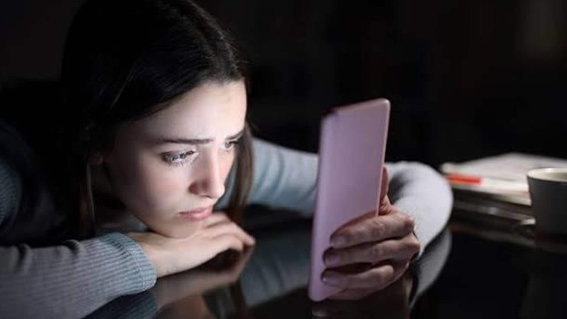 وراء الهروب الكبير إلى مواقع التواصل: كيف يسحبنا التجنب العاطفي إلى فخ الإدمان الرقمي؟