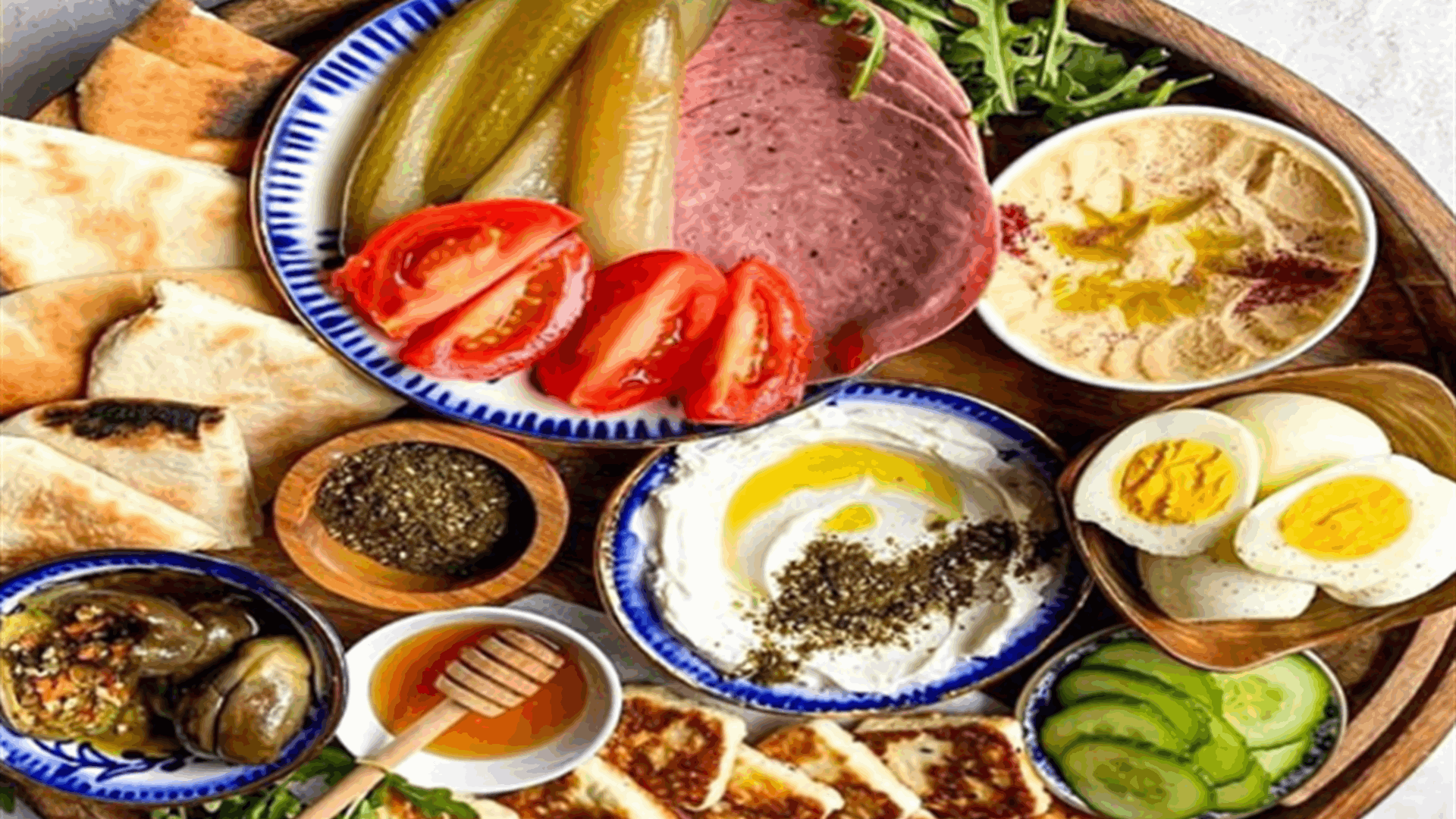 مرتديلا وخبز وزيت زيتون... كيف تستمتع بفطور عربي شهي من دون شعور بالذنب؟