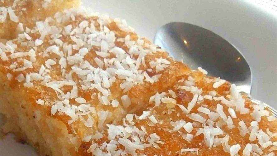 وصفة كيك جوز الهند بالقطر والسميد سهلة ولذيذة... جرّبوها في المنزل!
