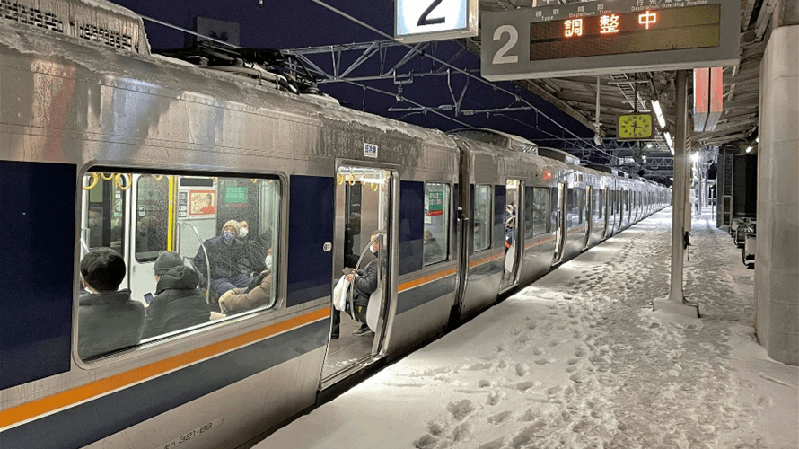 Heavy snow, deep cold halts transport across Japan, at least one dead