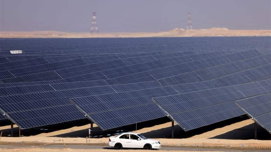 تبلغ خُمس مساحة باريس... الإمارات تمهّد لتشغيل إحدى أكبر المحطات الشمسية في العالم