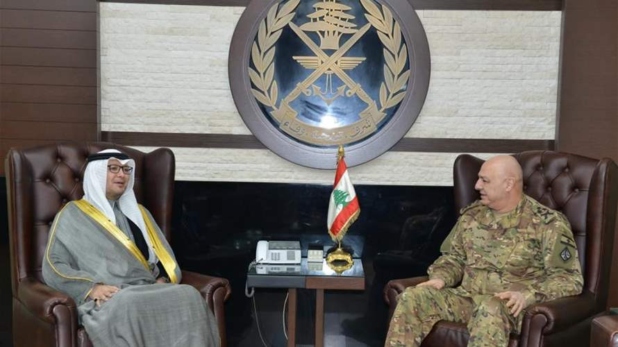 قائد الجيش يلتقي في هذه الأثناء سفير المملكة العربية السعودية في لبنان وليد بخاري 