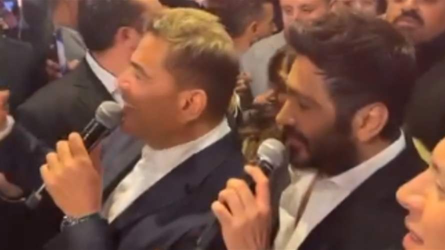 غناء عمرو دياب وتامر حسني للمرّة الأولى... والجمهور: "معجزة العصر" (فيديو)