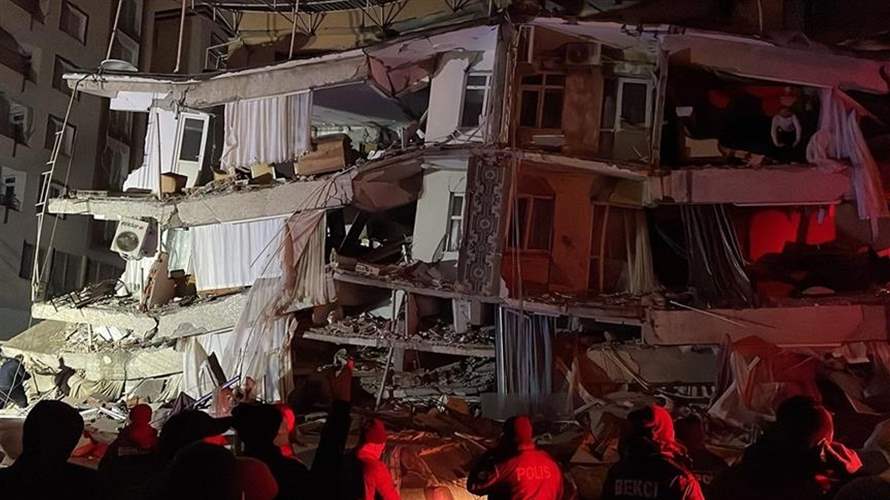 زلزال بقوة 7.4 درجات يضرب تركيا... الضحايا بالمئات (فيديو وصور)